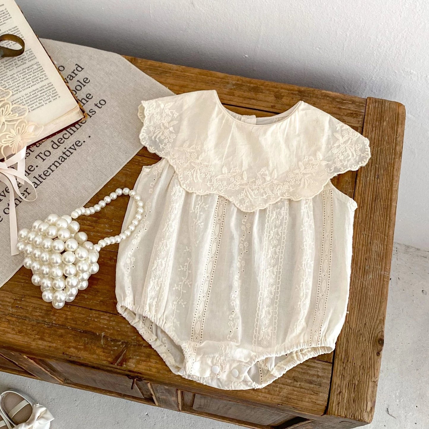 -ベビーロンパース ビッグ襟 ノースリーブボディスーツ 刺繍レース ベージュ【mh0005262】 - mamahalo shop - ノースリーブロンパース -  べビー服 - 子供服 - 男の子 - 女の子