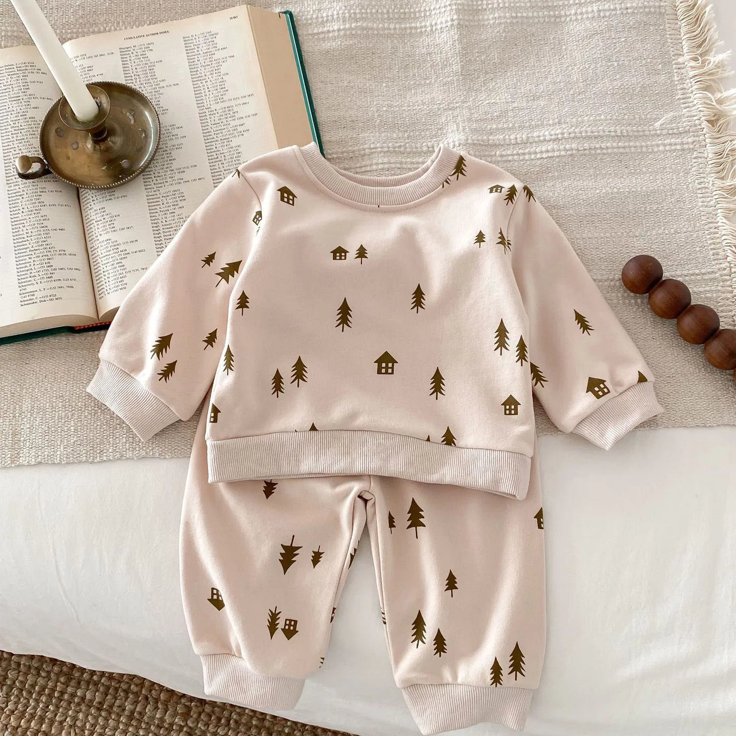 -ベビーセットアップ 2点セット ツリー ハウス リーフ 木 家 葉 プリント柄 スウェットシャツ スウェットパンツ ベージュ ブラウン 2カラー - mamahalo shop - 長袖セットアップ -  べビー服 - 子供服 - 男の子 - 女の子