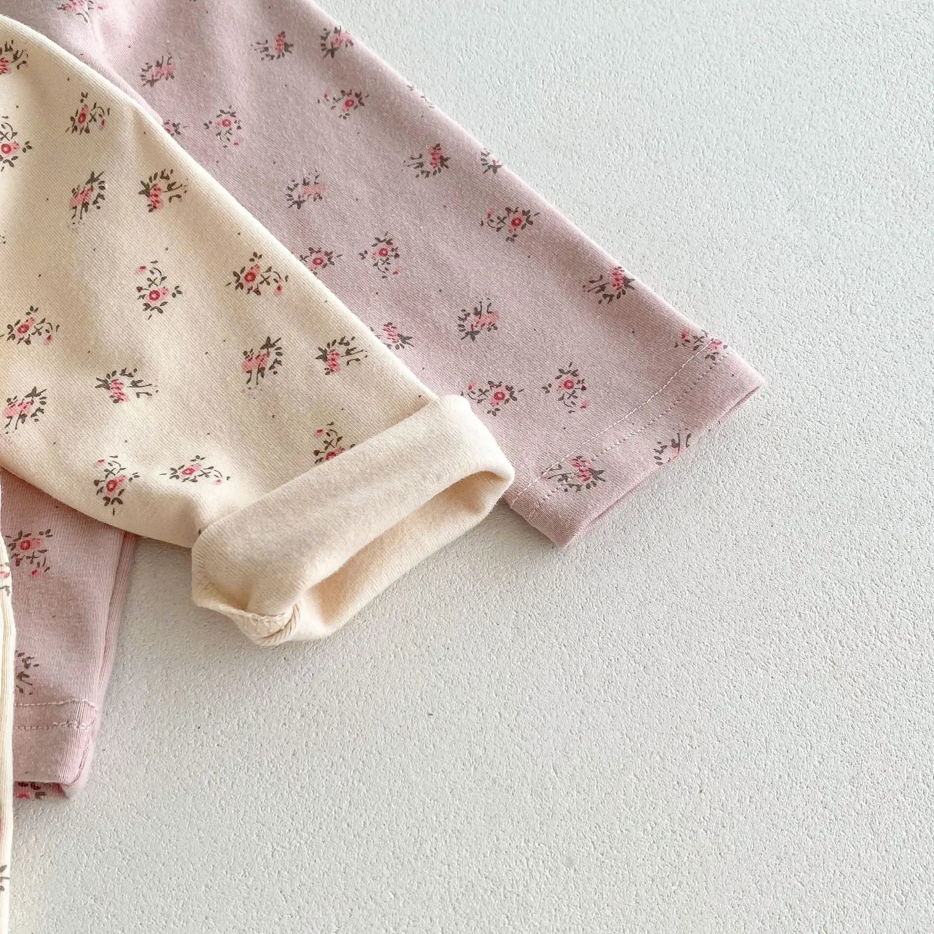 -キッズパジャマセット フラワー小花柄プリント長袖Tシャツ+ロングパンツ 2カラー【mh0006974】 - mamahalo shop - 長袖セットアップ -  べビー服 - 子供服 - 男の子 - 女の子