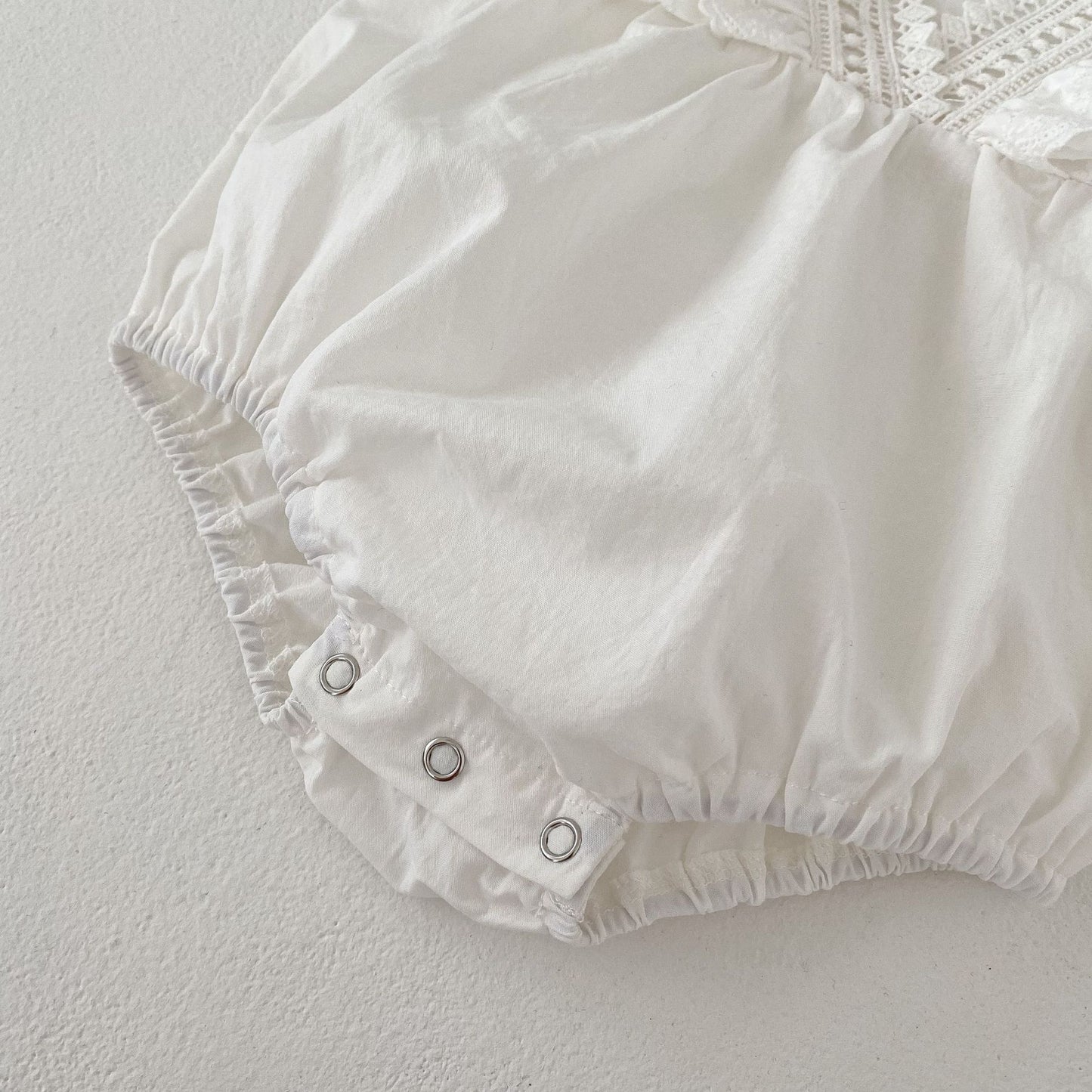 -ベビー レース フリル Vネックデザイン ノースリーブ ロンパース ベージュ ガールズ 5977B - mamahalo shop - ノースリーブロンパース -  べビー服 - 子供服 - 男の子 - 女の子