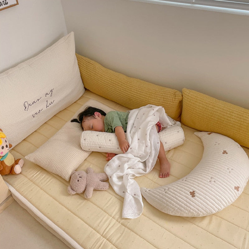 -ベビー ロング クッション 抱き枕 ピロー ベビーベッド バンパー ガード  くま ベア うさぎ バニー りす 雪 スノー 刺繍【mh0002306】 - mamahalo shop - ベビー寝具 -  べビー服 - 子供服 - 男の子 - 女の子