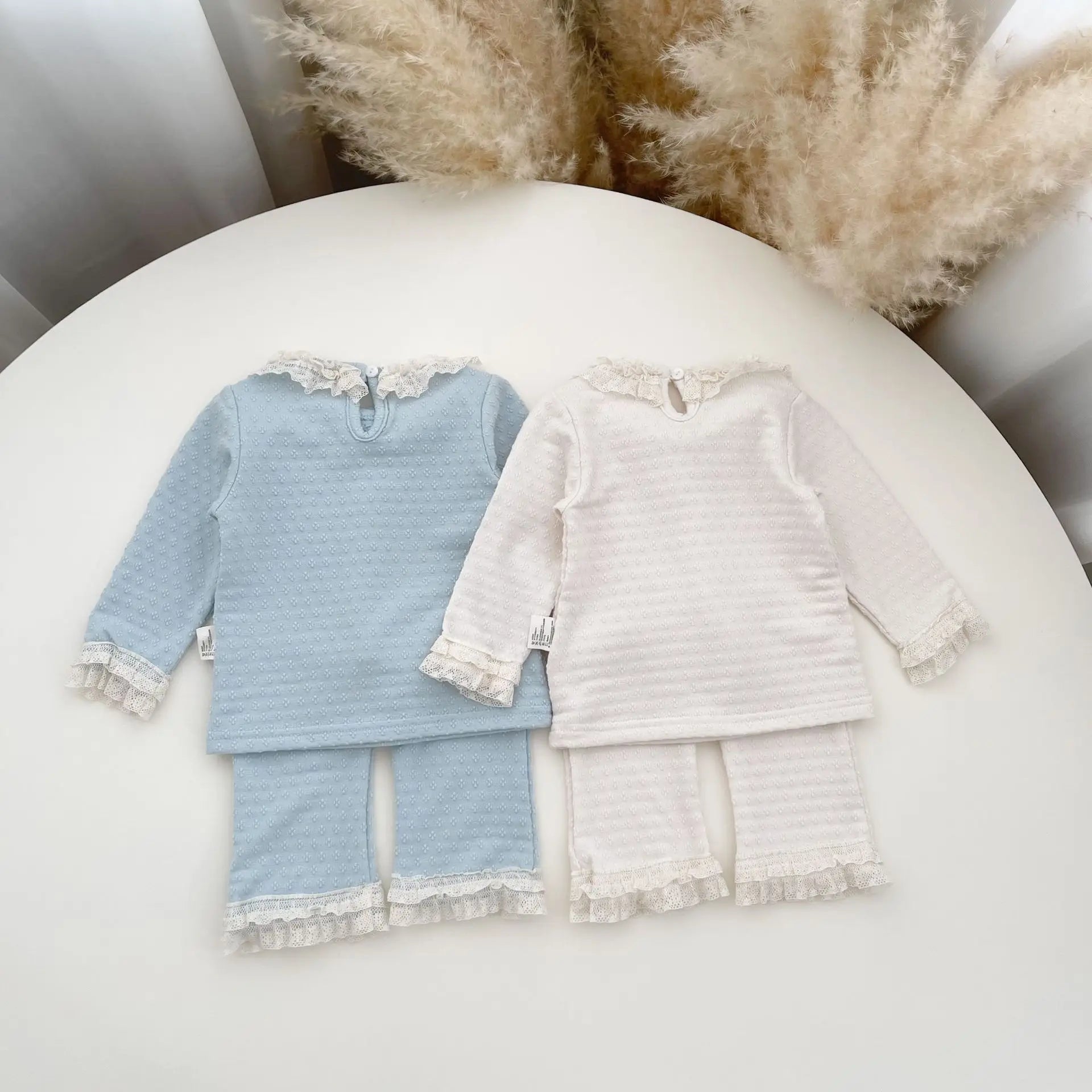 -ベビーセットアップ 2点セット レースフリル長袖Tシャツ+裾レースフリルパンツ 2カラー【mh0006714】 - mamahalo shop - 長袖セットアップ -  べビー服 - 子供服 - 男の子 - 女の子