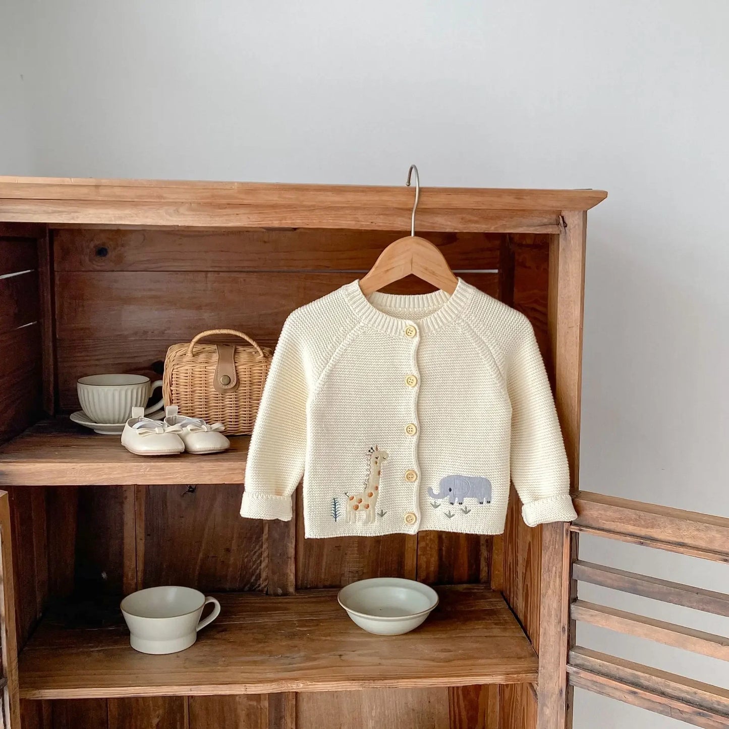 -ベビーカーディガン アニマルキリンぞう刺繍ニットジャケット アプリコット【mh0007378】 - mamahalo shop - カーディガン・パーカー -  べビー服 - 子供服 - 男の子 - 女の子