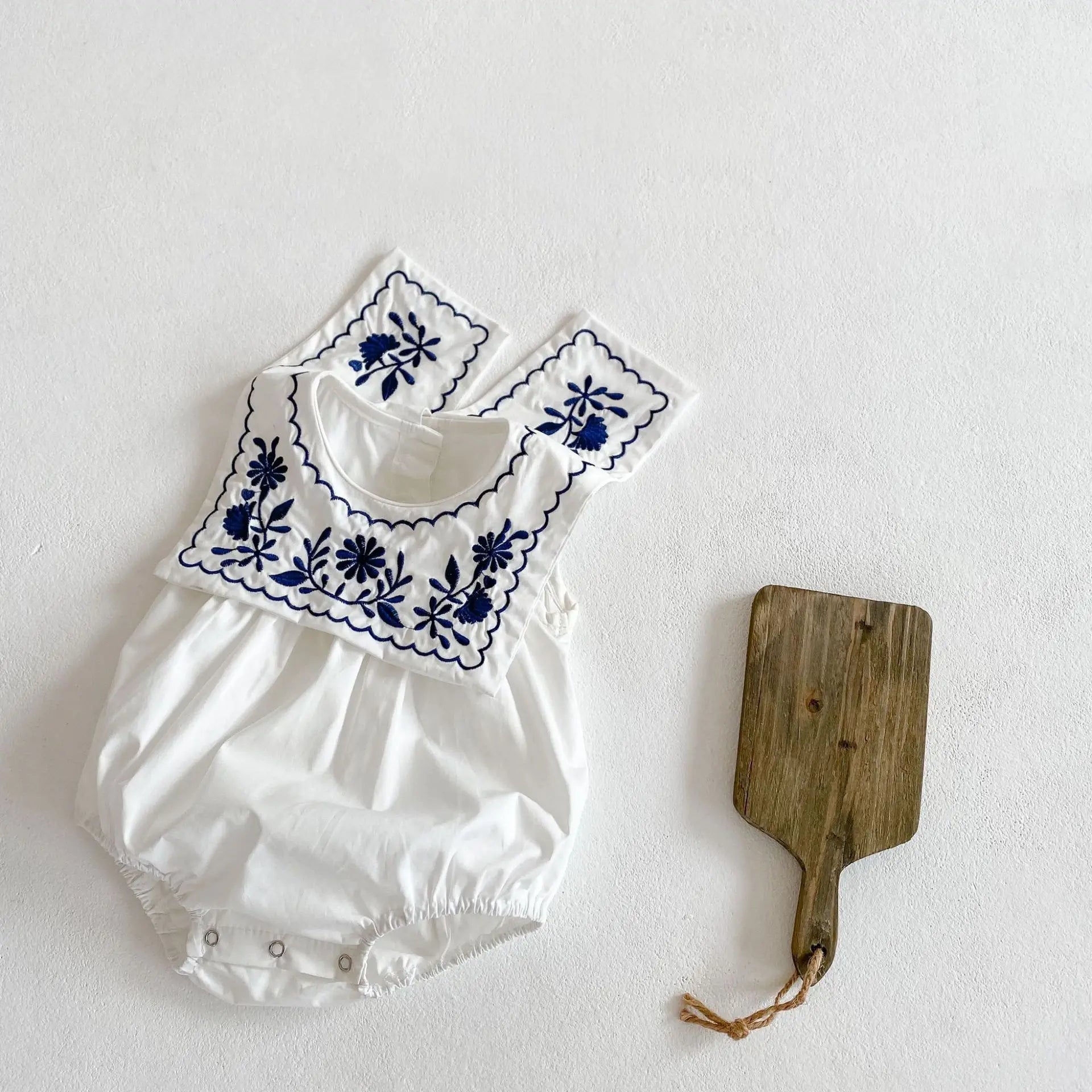 -☺︎ ベビーロンパース ノースリーブボディスーツ フラワー刺繍襟 2カラー - mamahalo shop - ノースリーブロンパース -  べビー服 - 子供服 - 男の子 - 女の子