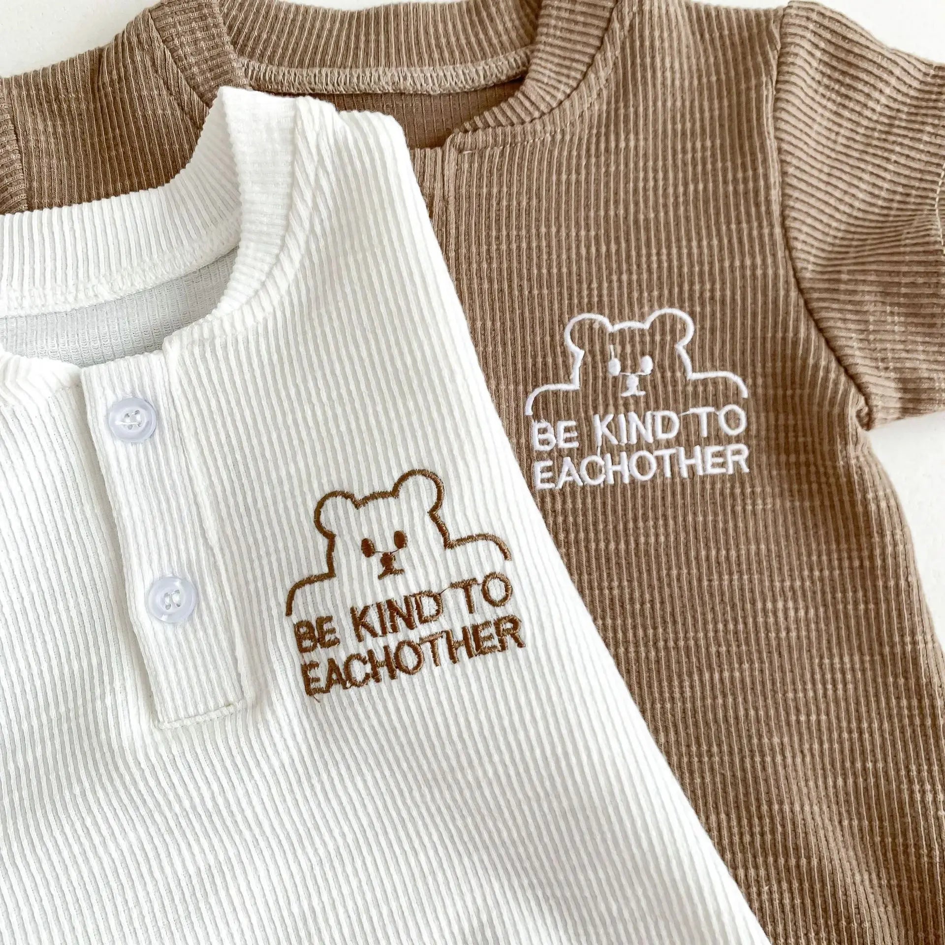 -ベビーロンパース 半袖ボディスーツ ベアくまワンポイント 2カラー【mh0004600】 - mamahalo shop - 半袖ロンパース -  べビー服 - 子供服 - 男の子 - 女の子