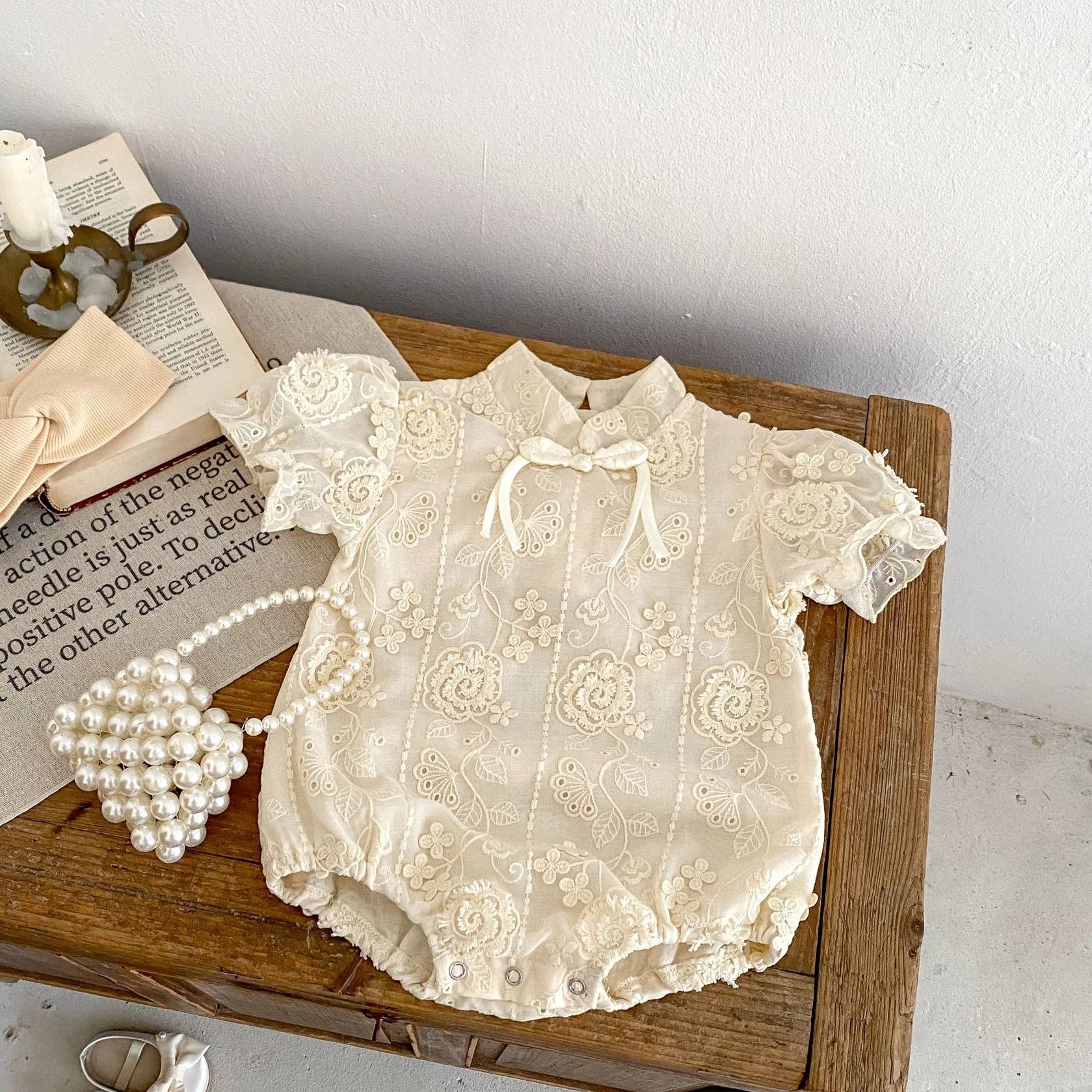 -ベビーロンパース 半袖チャイナドレスボディスーツ フリルレース アプリコット【mh0005539】 - mamahalo shop - 半袖ロンパース -  べビー服 - 子供服 - 男の子 - 女の子