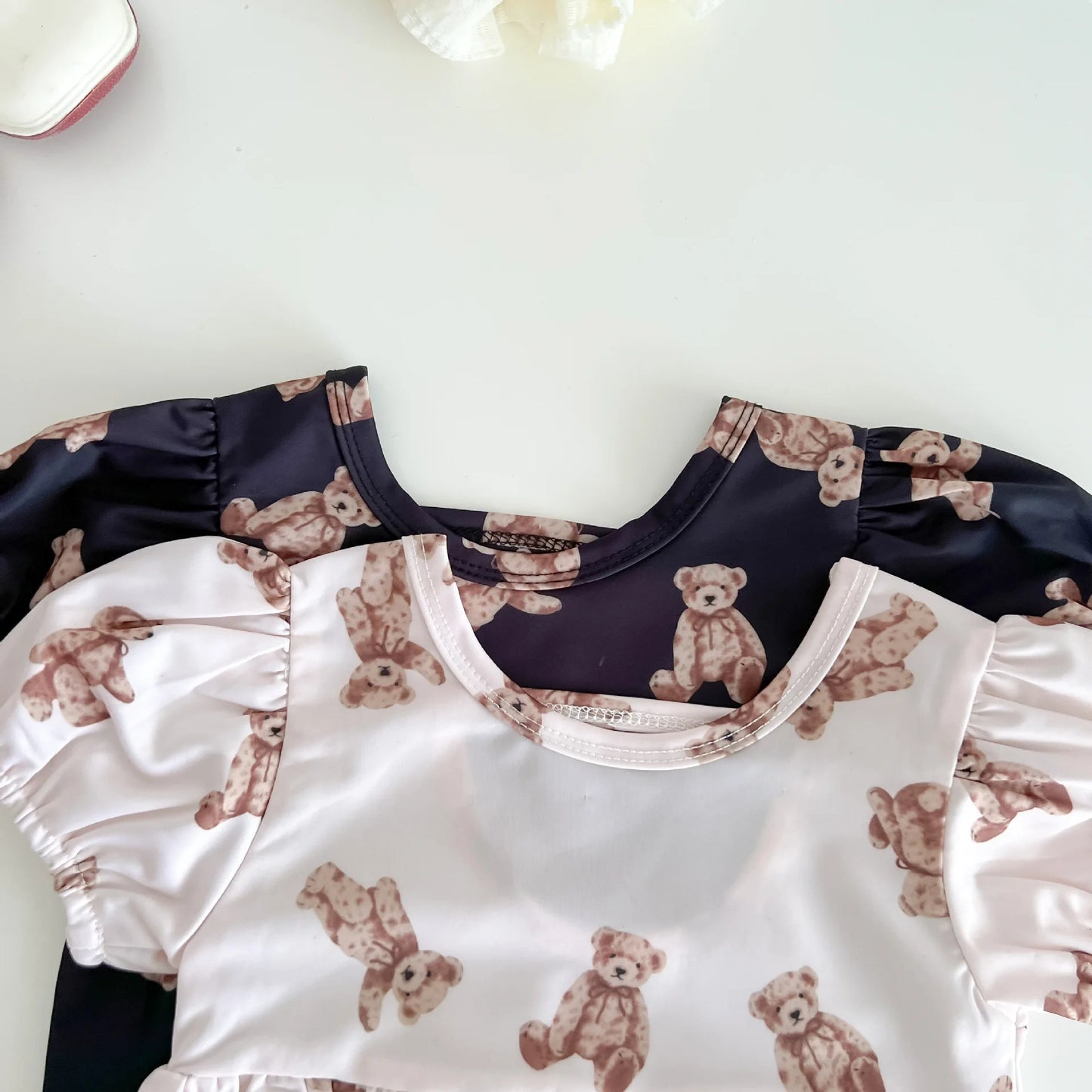 -ベビー水着 帽子セット 半袖ワンピース ベアくまプリント スイムウェア2カラー【mh0004723】 - mamahalo shop - ベビー用水着 -  べビー服 - 子供服 - 男の子 - 女の子