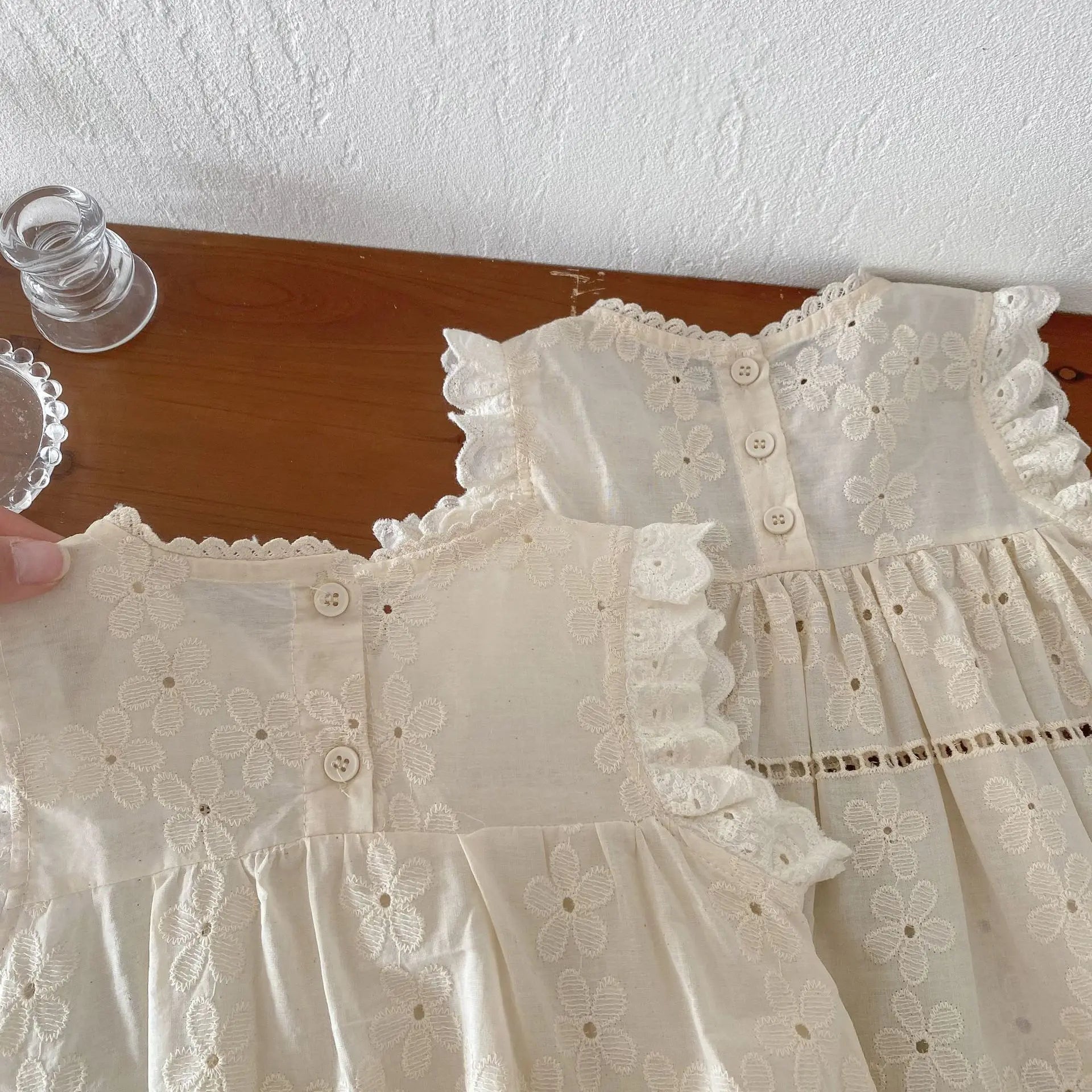 -ベビーロンパース/キッズワンピース ノースリーブ レース フリル リンクコーデ 姉妹 お揃いコーデ ベージュ【mh0005827】 - mamahalo shop - ノースリーブワンピース -  べビー服 - 子供服 - 男の子 - 女の子