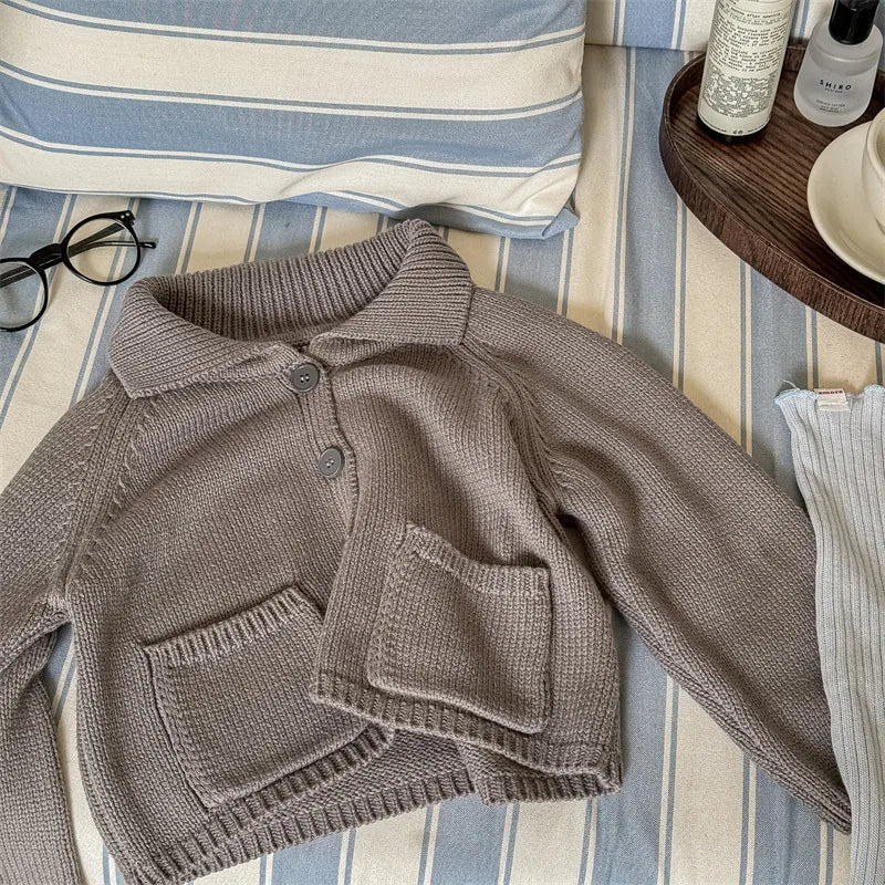 -キッズカーディガン バックレターロゴ刺繍襟付きニットジャケット 2カラー - mamahalo shop - カーディガン・パーカー -  べビー服 - 子供服 - 男の子 - 女の子