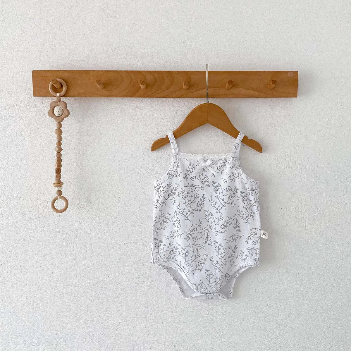 -☺︎ ベビーロンパース キャミソールボディスーツ リボン ボタニカルプリント柄 肌着 - mamahalo shop - ノースリーブロンパース -  べビー服 - 子供服 - 男の子 - 女の子