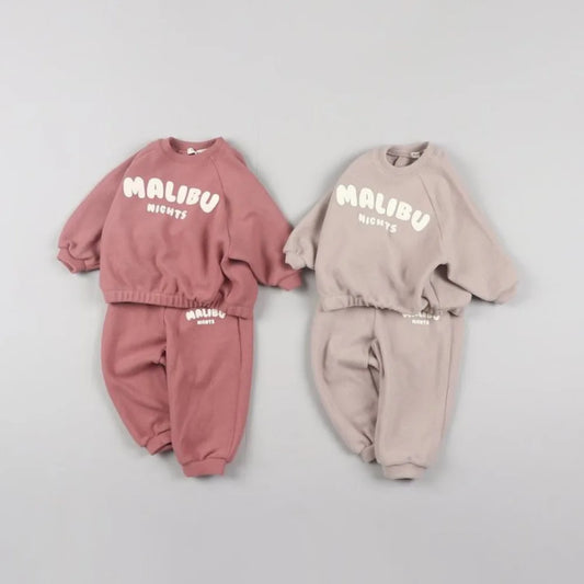 -キッズセットアップ 2点セット MALIBUロゴ長袖スウェットシャツ+スウェットパンツ 2カラー - mamahalo shop - 長袖セットアップ -  べビー服 - 子供服 - 男の子 - 女の子