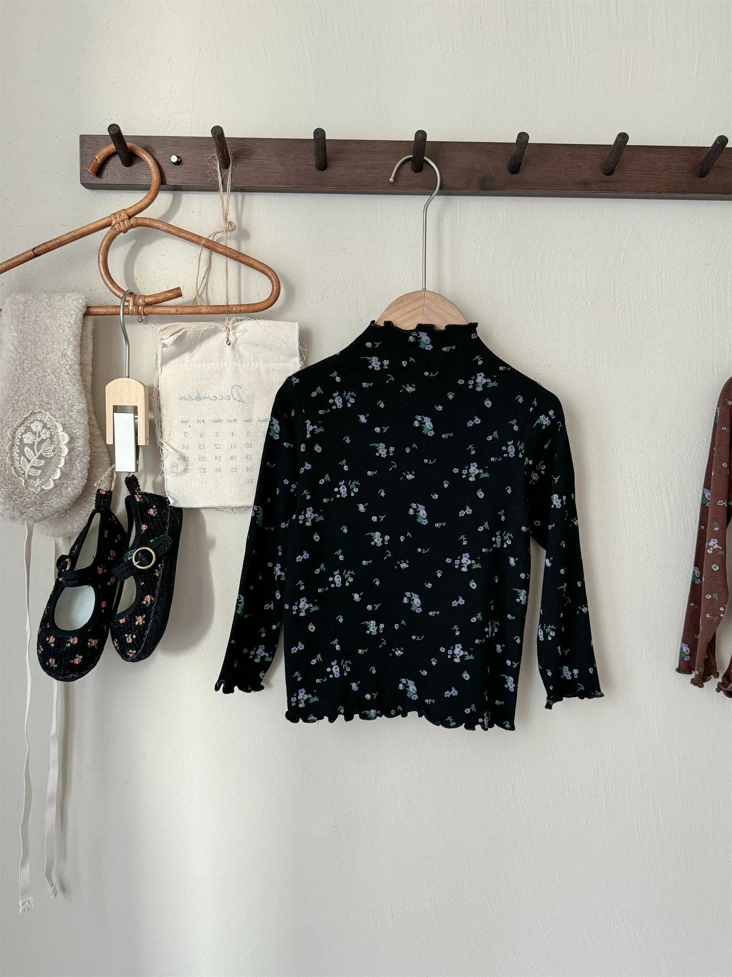 -キッズトップス フリルボトルネックフラワープリント長袖Tシャツ 5カラー【mh0007159】 - mamahalo shop - 長袖Tシャツ -  べビー服 - 子供服 - 男の子 - 女の子