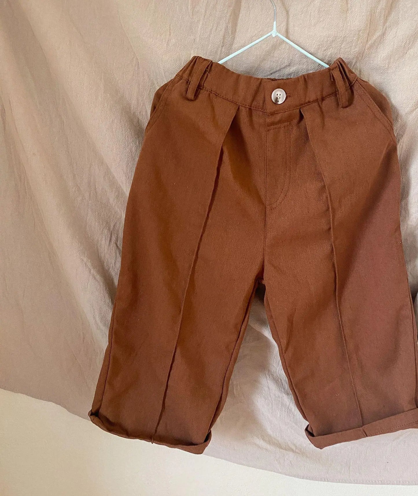 -キッズパンツ センタータック シンプルベーシック ルーズパンツ ベージュホワイト/コーヒー/2カラー - mamahalo shop - ロングパンツ・スウェットパンツ -  べビー服 - 子供服 - 男の子 - 女の子