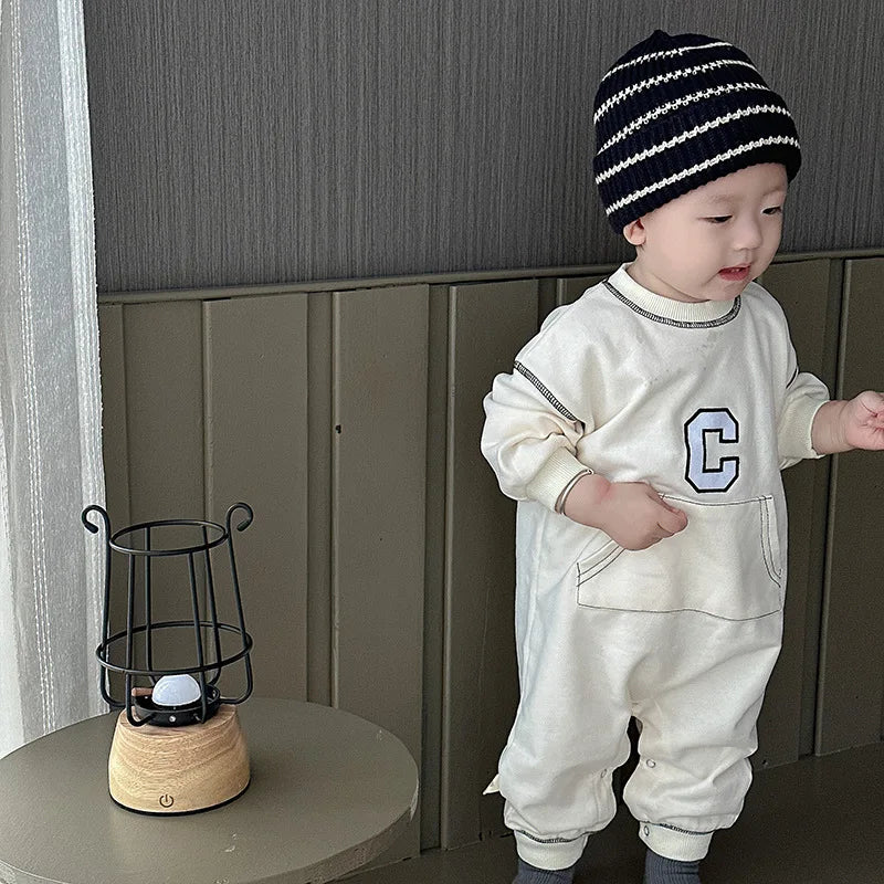 -ベビーロンパース 長袖ジャンプスーツ ポケット レターロゴワンポイント ベージュ/ブラック/2カラー - mamahalo shop - 長袖ロンパース -  べビー服 - 子供服 - 男の子 - 女の子