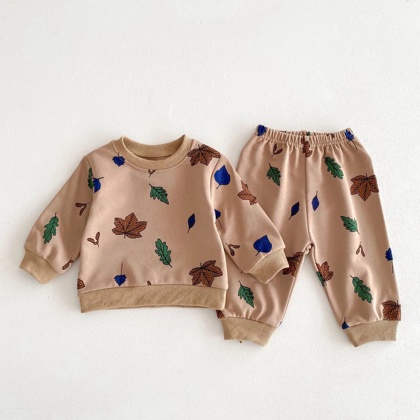 -ベビーセットアップ 2点セット ツリー ハウス リーフ 木 家 葉 プリント柄 スウェットシャツ スウェットパンツ ベージュ ブラウン 2カラー - mamahalo shop - 長袖セットアップ -  べビー服 - 子供服 - 男の子 - 女の子