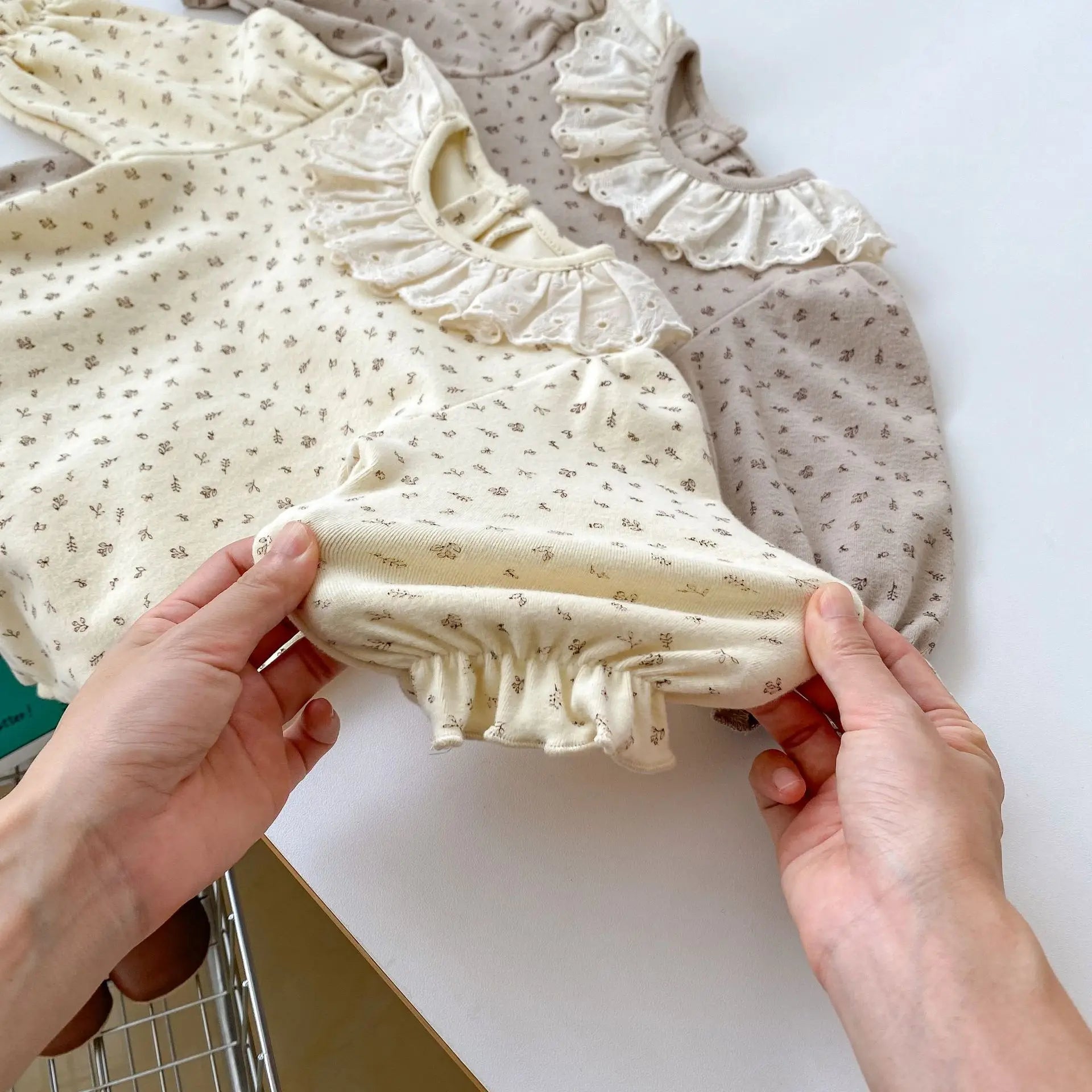 -ベビーロンパース レースフリルサークル襟小花柄プリント長袖ボディスーツ 2カラー【mh0006785】 - mamahalo shop - 長袖ロンパース -  べビー服 - 子供服 - 男の子 - 女の子