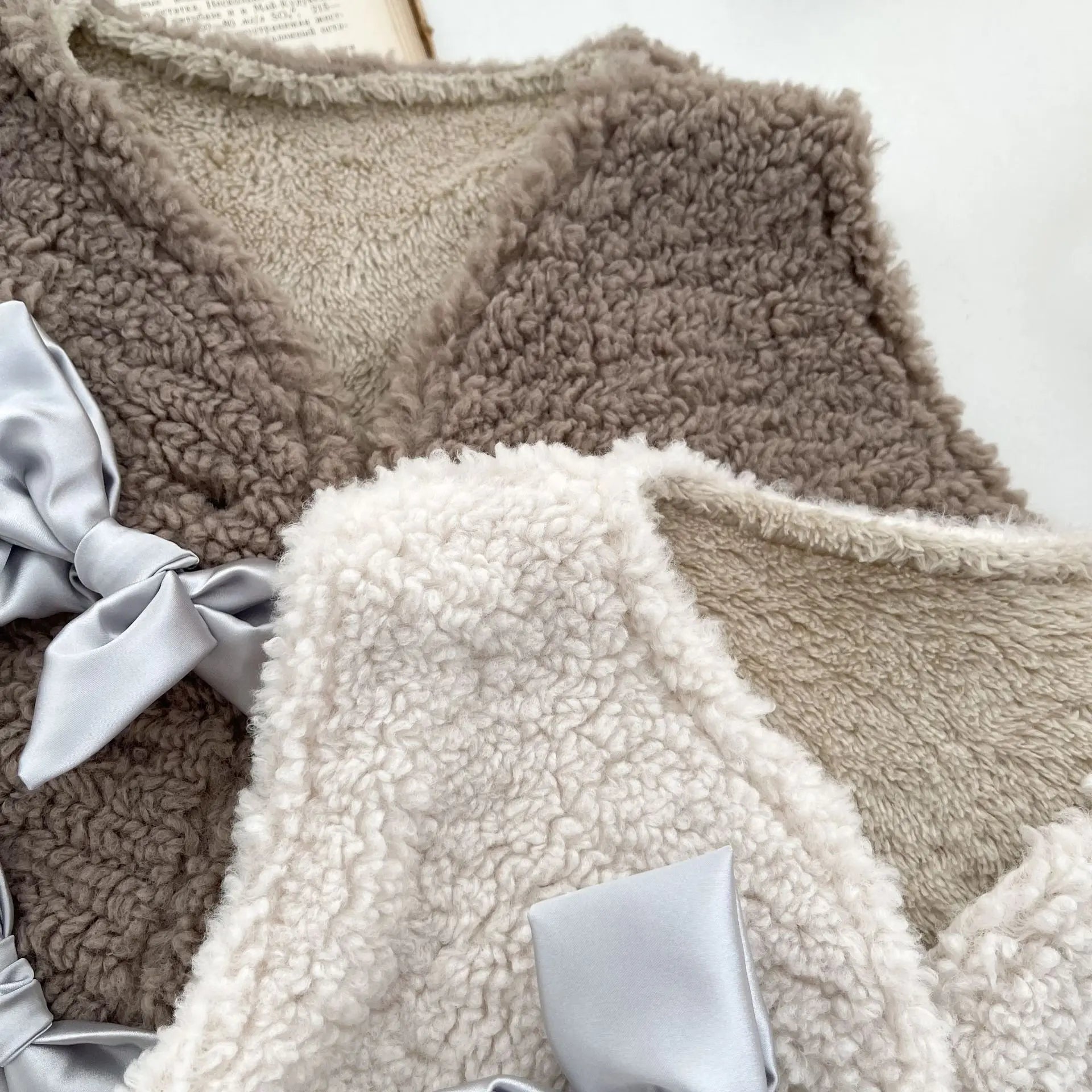 -ベビーベスト ボアフリースアウター リボンアクセント ベージュ カーキ 2カラー - mamahalo shop - ベスト -  べビー服 - 子供服 - 男の子 - 女の子