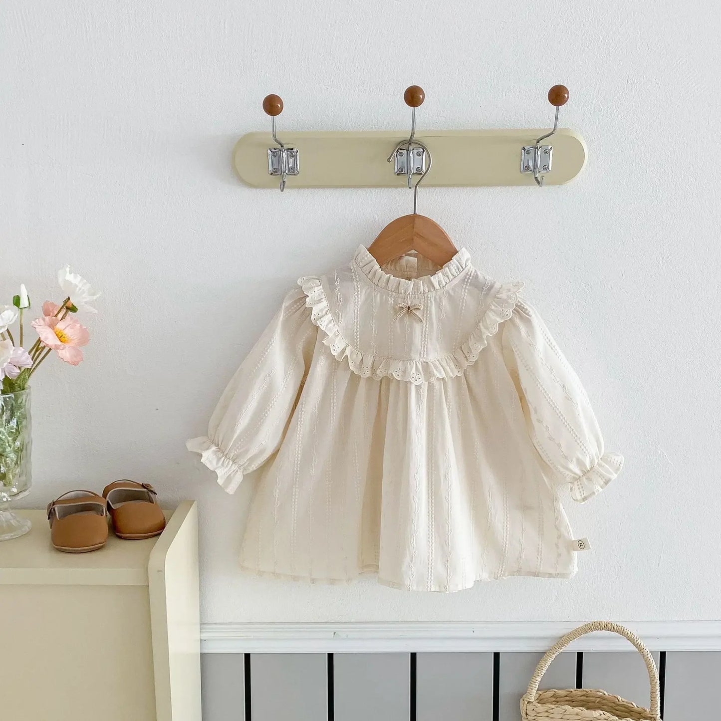 -ベビーキッズワンピース スタンドフリルカラーリボンワンポイント長袖ワンピース ベージュ - mamahalo shop - 長袖ワンピース -  べビー服 - 子供服 - 男の子 - 女の子