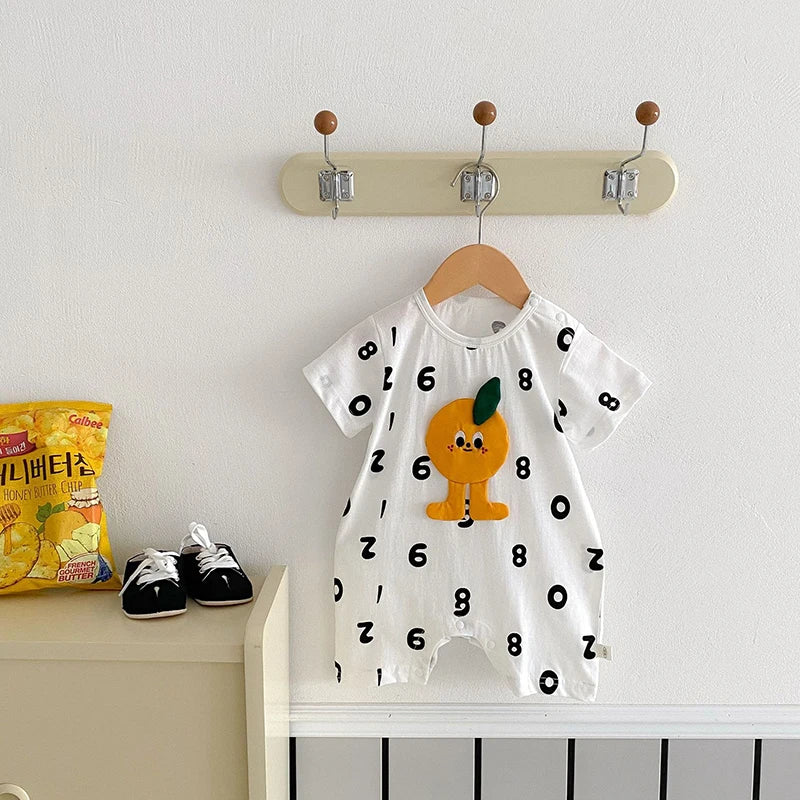 -ベビーロンパース 半袖ジャンプスーツ ボディシャツ オレンジ ナンバーロゴプリント【mh0005420】 - mamahalo shop - 半袖ロンパース -  べビー服 - 子供服 - 男の子 - 女の子