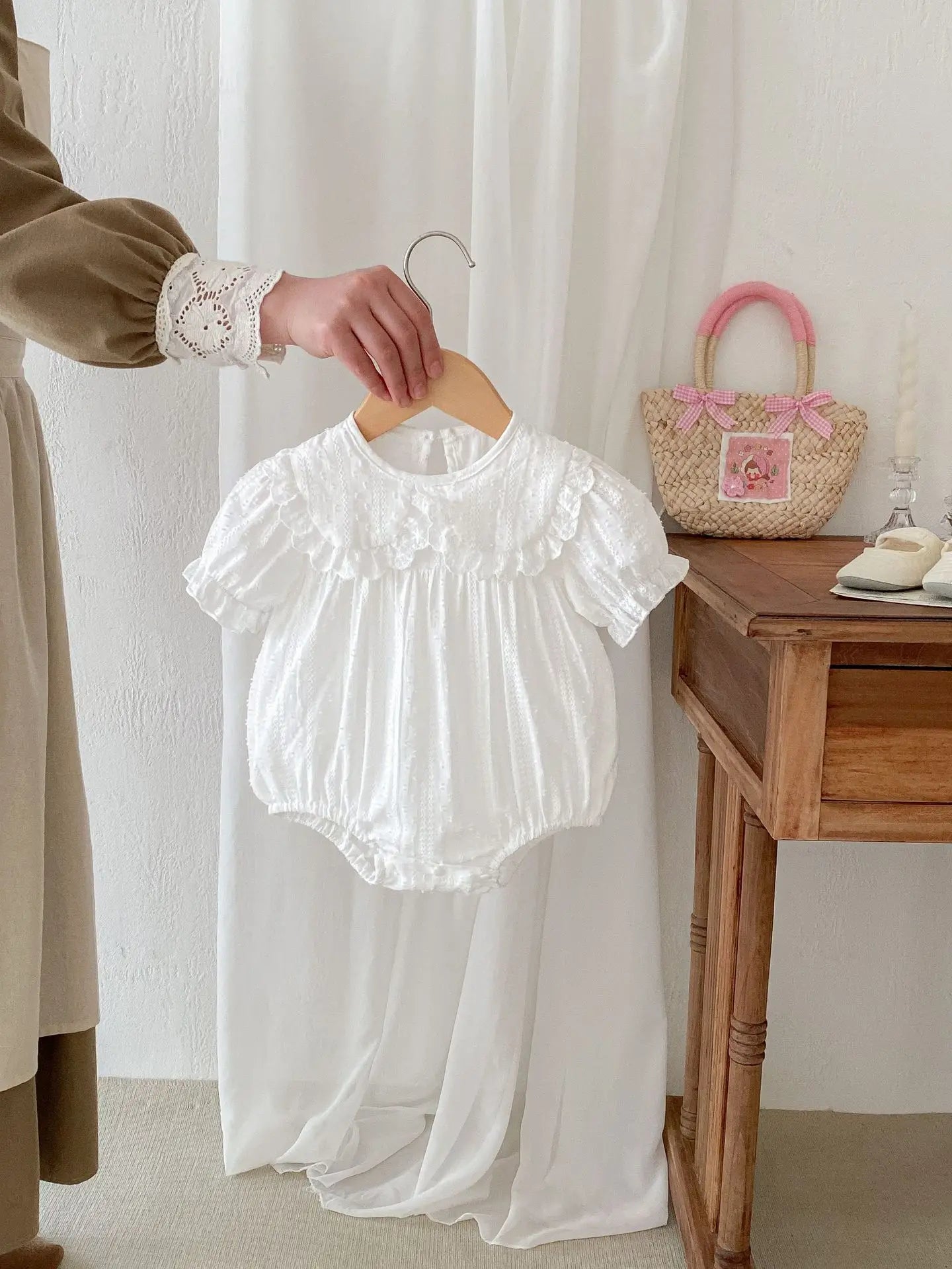 -ベビーロンパース/キッズワンピース 半袖パフスリーブ レースフリル襟 ホワイト リンクコーデ 姉妹 お揃いコーデ【mh0005457】 - mamahalo shop - 半袖ロンパース -  べビー服 - 子供服 - 男の子 - 女の子