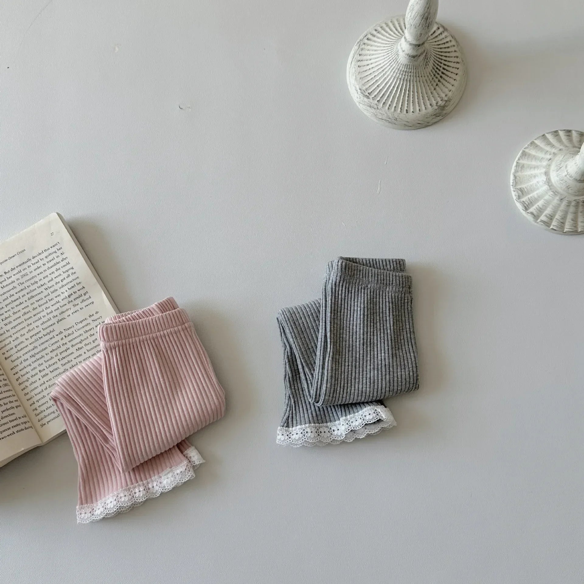 -ベビーパンツ 裾レースレギンスパンツ 2カラー - mamahalo shop - レギンスパンツ -  べビー服 - 子供服 - 男の子 - 女の子