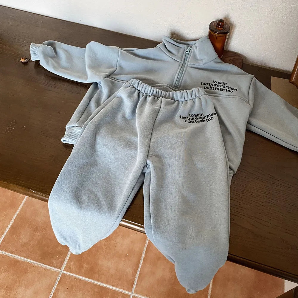 -キッズセットアップ 2点セット ハーフジップスタンドカラー スウェットトップス スウェットパンツ レターロゴ刺繍 2カラー - mamahalo shop - 長袖セットアップ -  べビー服 - 子供服 - 男の子 - 女の子