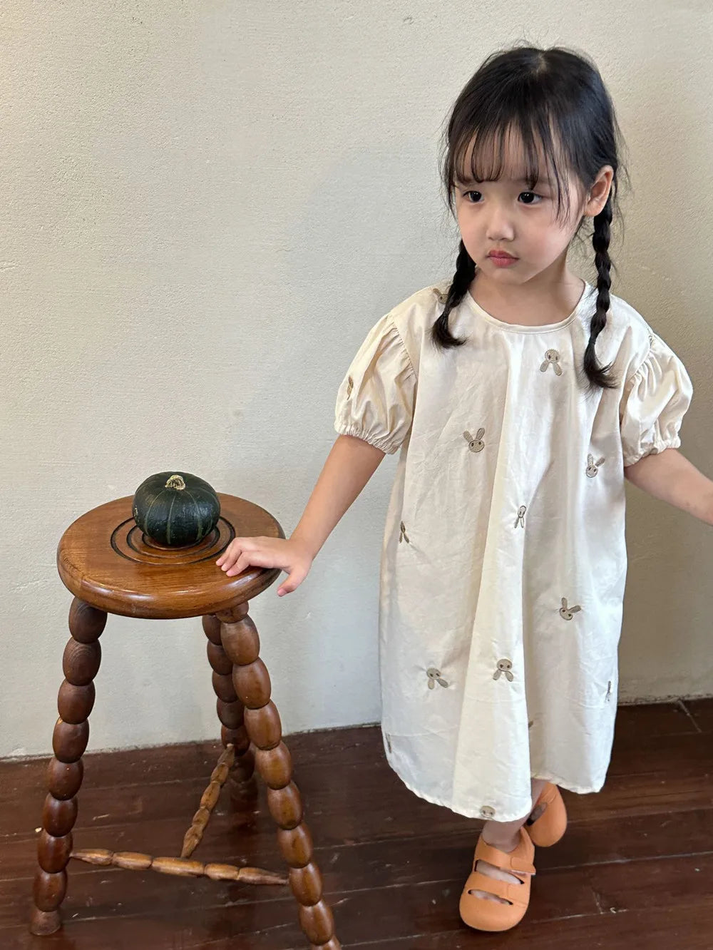 -キッズワンピース 半袖パフスリーブ うさぎバニー刺繍 ベージュ - mamahalo shop - 半袖ワンピース -  べビー服 - 子供服 - 男の子 - 女の子