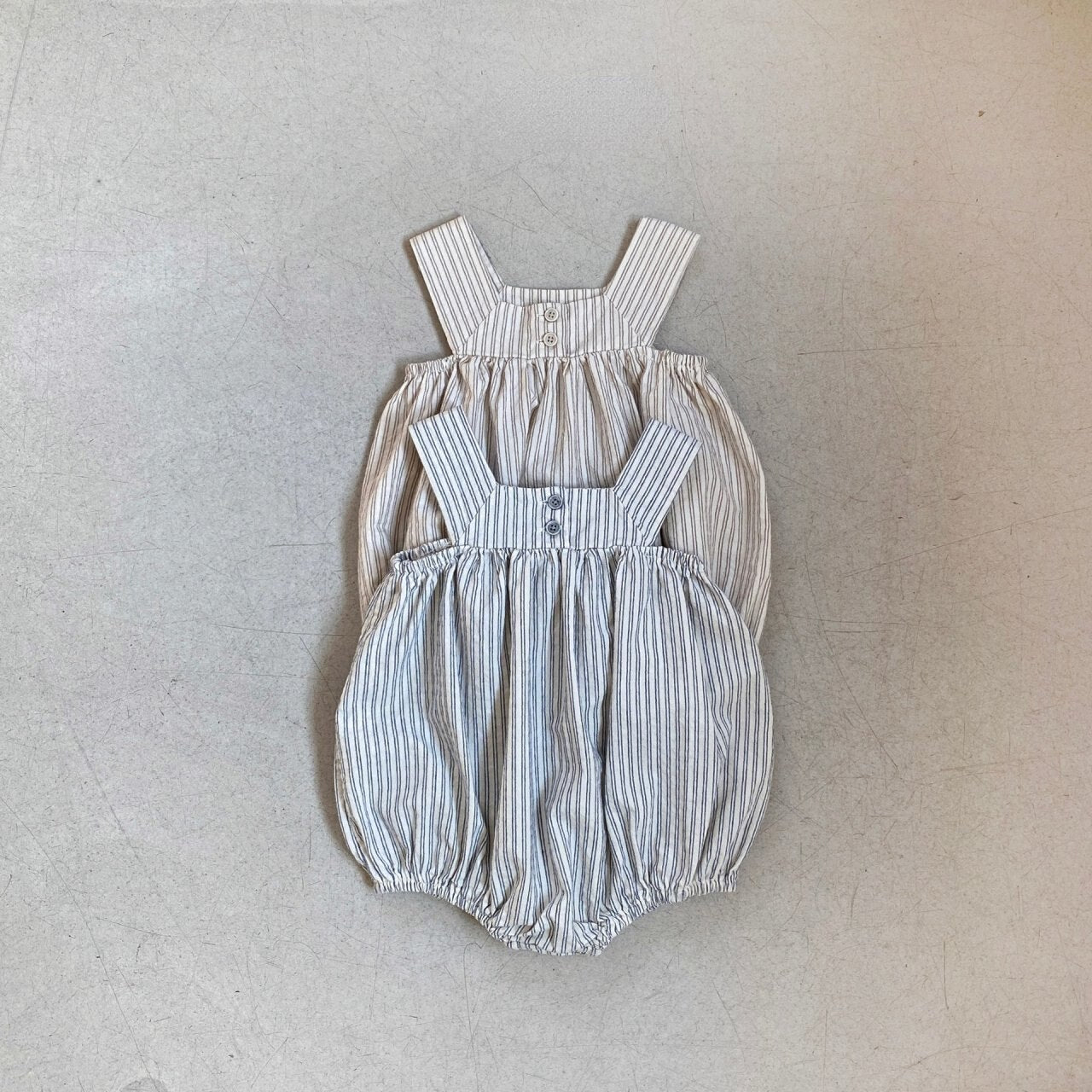 -ベビー ストライプ ノースリーブ サスペンダー ロンパース ブルー カーキ ユニセックス 5913B - mamahalo shop - ノースリーブロンパース -  べビー服 - 子供服 - 男の子 - 女の子