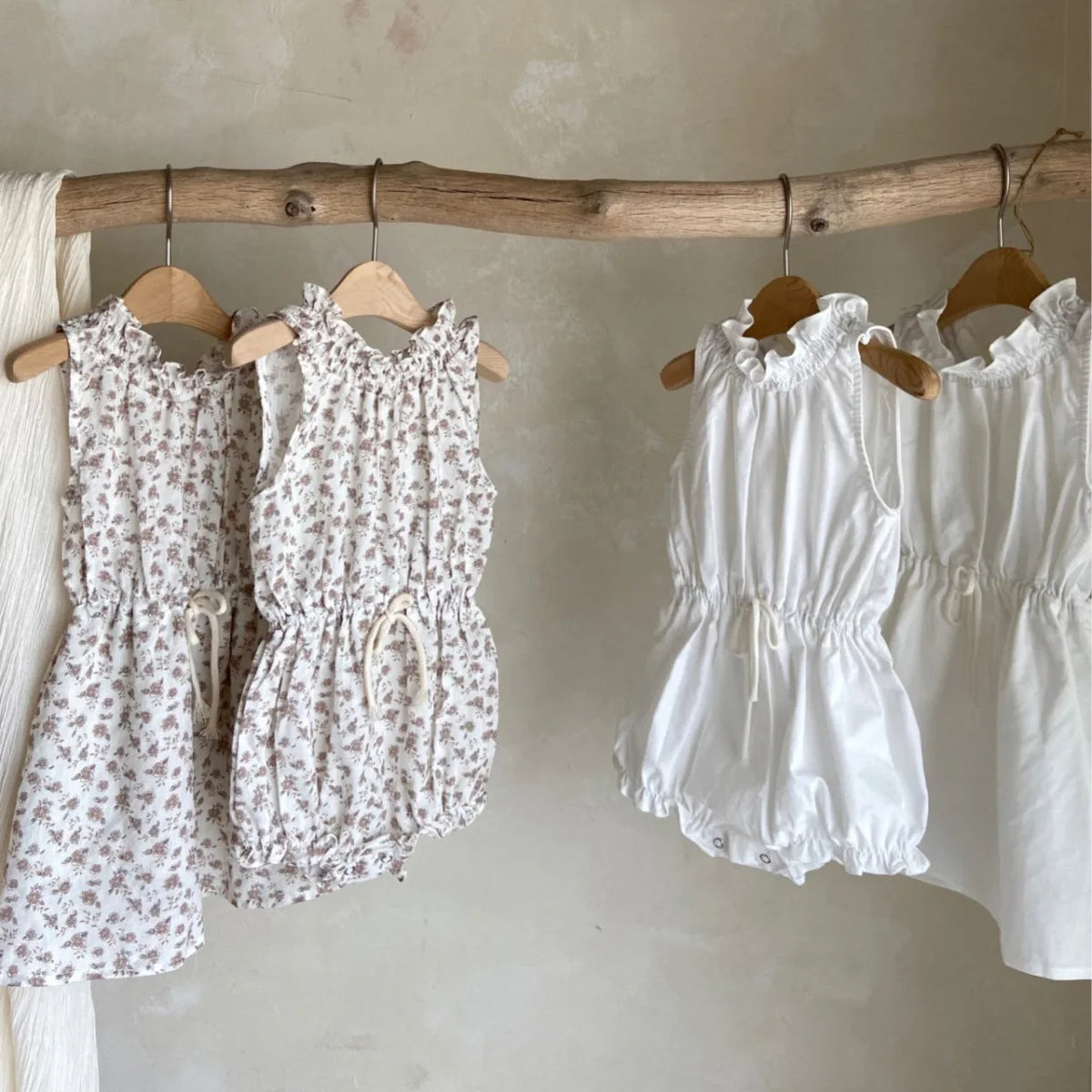 -ベビーロンパース ノースリーブウエストマークボディスーツ フラワー花柄プリント 2カラー【mh0005298】 - mamahalo shop - ノースリーブロンパース -  べビー服 - 子供服 - 男の子 - 女の子