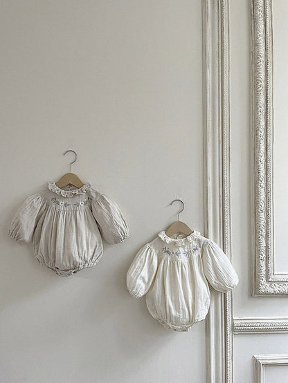 -ベビー 長袖ロンパース フラワー刺繍 花柄 フリルカラー フリル クリーム グレー 2カラー ガールズ 女の子 子供服 - mamahalo shop - 長袖ロンパース -  べビー服 - 子供服 - 男の子 - 女の子