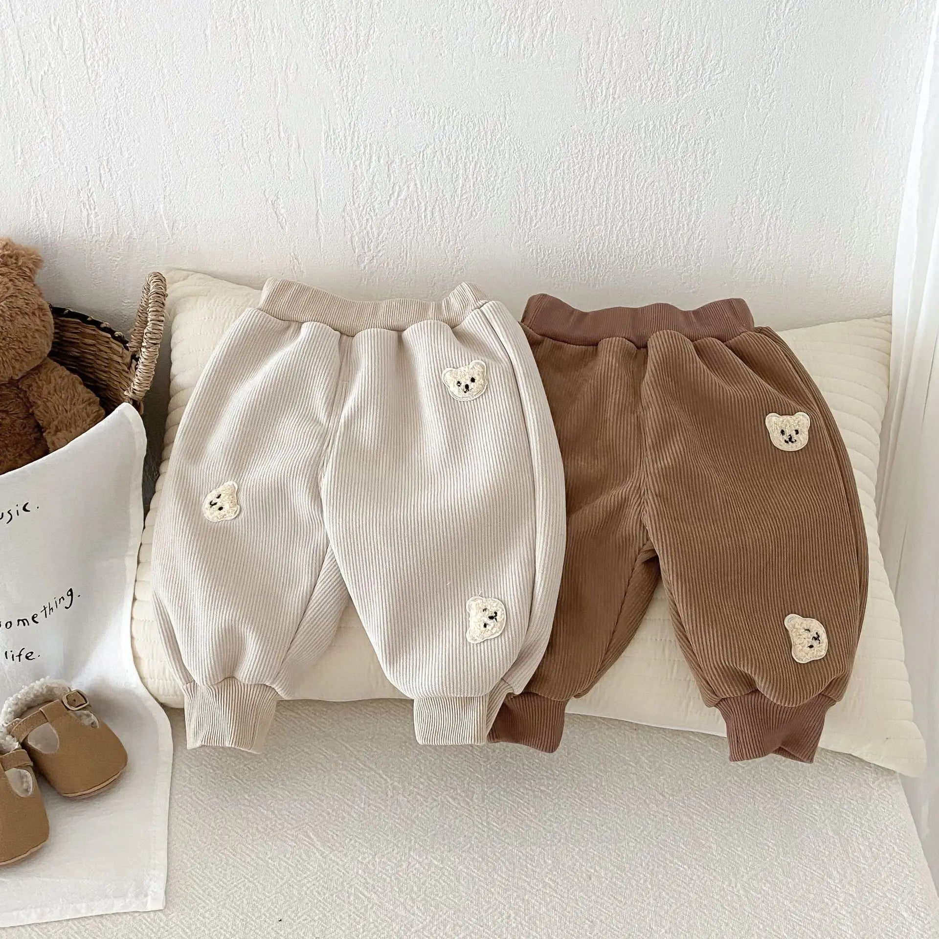 -ベビーキッズ コーデュロイベアくまワッペンロングパンツ 2カラー【mh0006945】 - mamahalo shop - ロングパンツ・スウェットパンツ -  べビー服 - 子供服 - 男の子 - 女の子