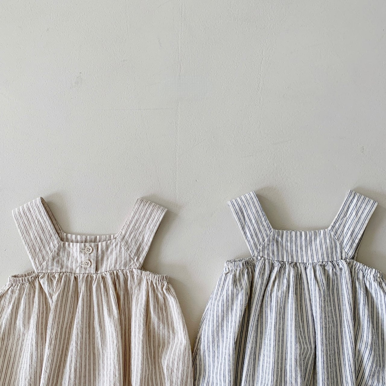 -ベビー ストライプ ノースリーブ サスペンダー ロンパース ブルー カーキ ユニセックス 5913B - mamahalo shop - ノースリーブロンパース -  べビー服 - 子供服 - 男の子 - 女の子