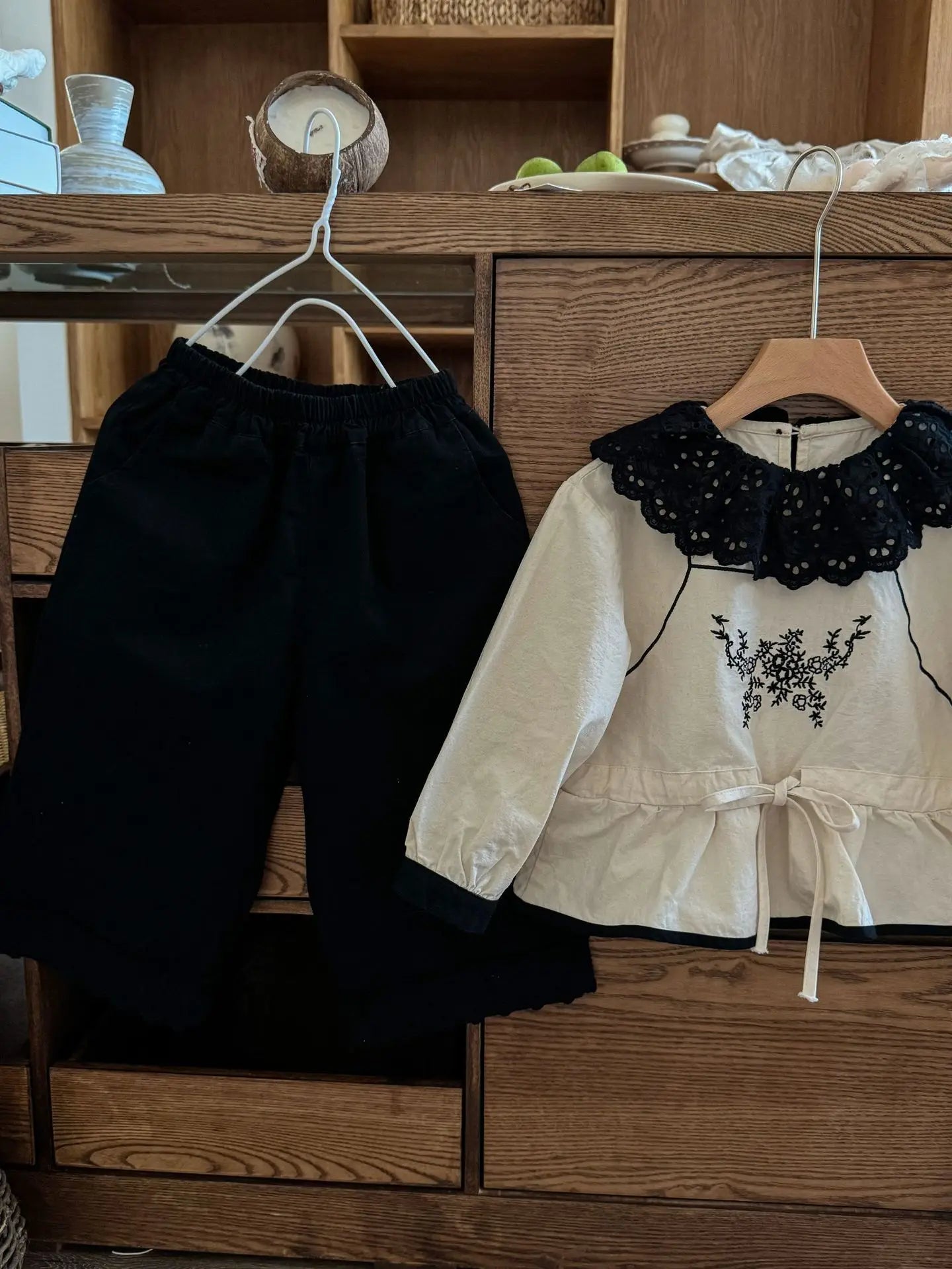 -キッズトップス ラッフル襟フラワー刺繍チュニックブラウス/ロングフリルパンツ - mamahalo shop - 長袖セットアップ -  べビー服 - 子供服 - 男の子 - 女の子