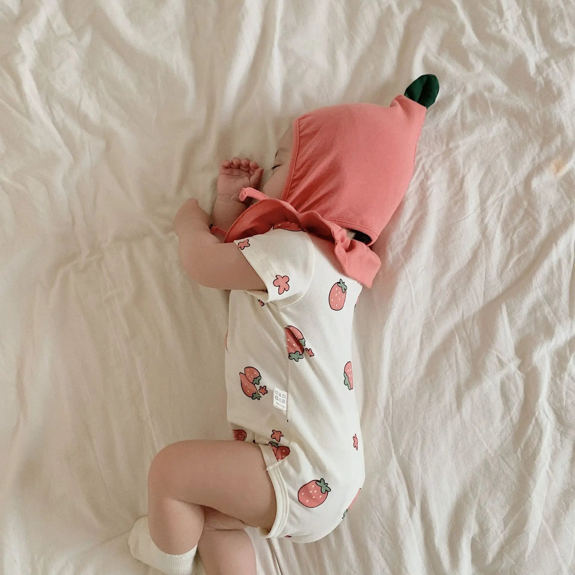 -ベビーロンパース いちご 苺 ストロベリーコスチューム 半袖ボディスーツ  ボンネット帽子セット - mamahalo shop - 半袖ロンパース -  べビー服 - 子供服 - 男の子 - 女の子