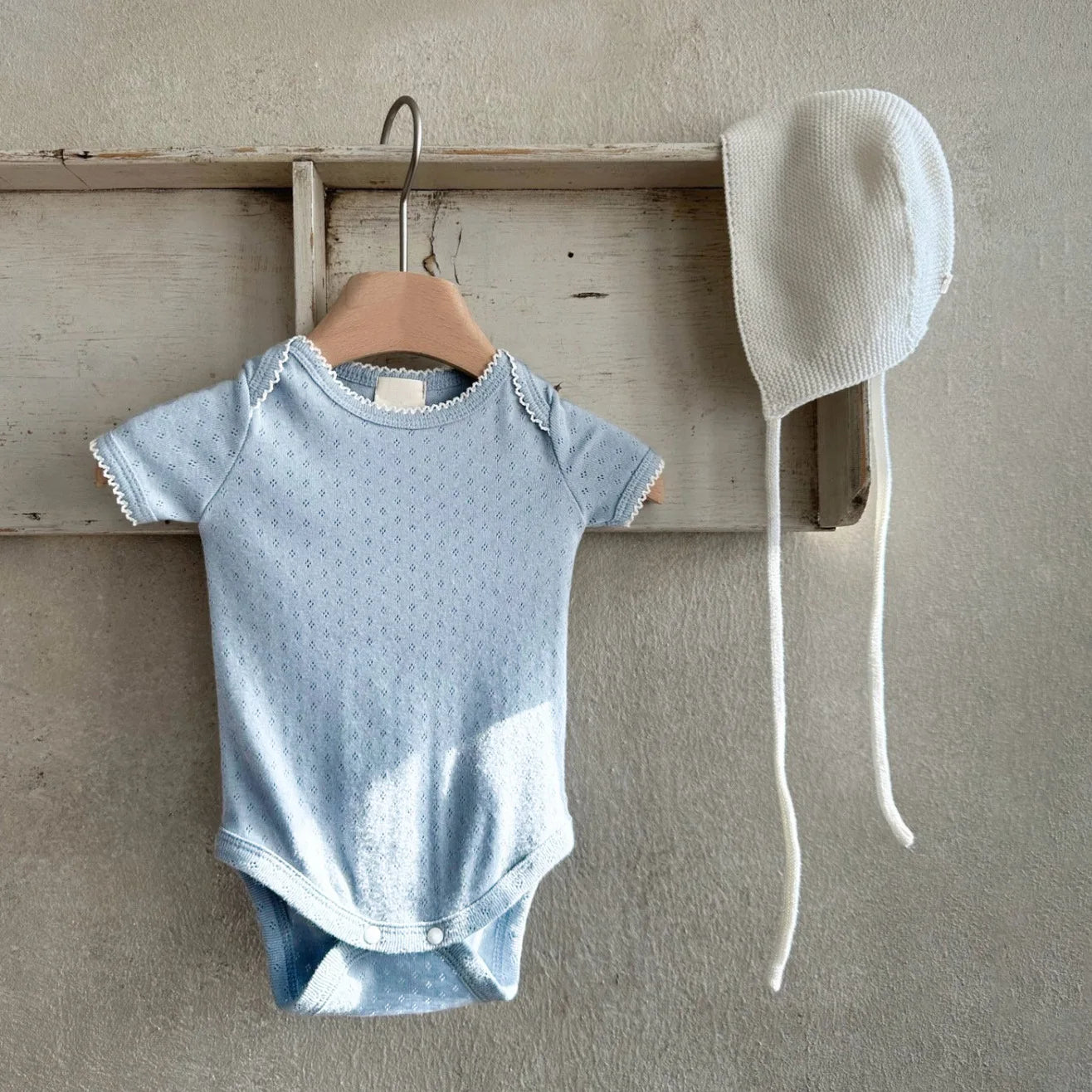 -ベビーロンパース レースニット 半袖ボディスーツ 肌着 3カラー【mh0005072】 - mamahalo shop - 半袖ロンパース -  べビー服 - 子供服 - 男の子 - 女の子