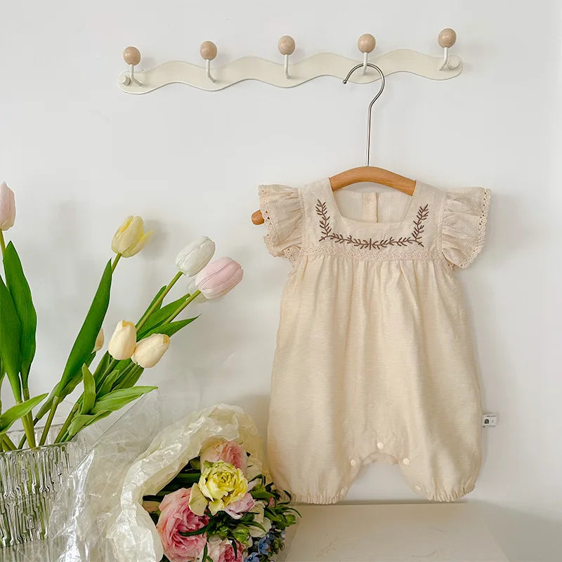 -ベビージャンプスーツ 半袖フリルスリーブ つなぎ フラワー花柄刺繍 ベージュ - mamahalo shop - 半袖ジャンプスーツ -  べビー服 - 子供服 - 男の子 - 女の子