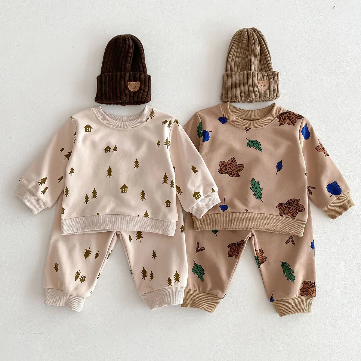 -ベビーセットアップ 2点セット ツリー ハウス リーフ 木 家 葉 プリント柄 スウェットシャツ スウェットパンツ ベージュ ブラウン 2カラー - mamahalo shop - 長袖セットアップ -  べビー服 - 子供服 - 男の子 - 女の子