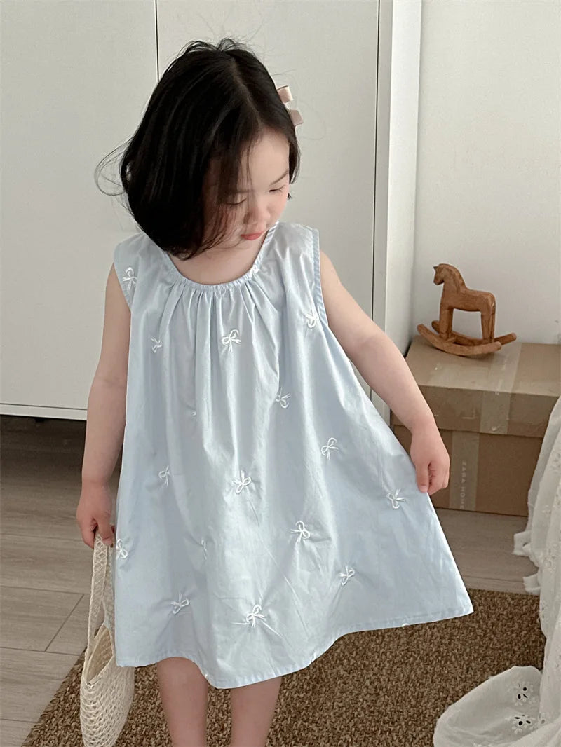 -キッズワンピース ノースリーブルーズワンピース リボン刺繍 ブルー【mh0006022】 - mamahalo shop - ノースリーブワンピース -  べビー服 - 子供服 - 男の子 - 女の子