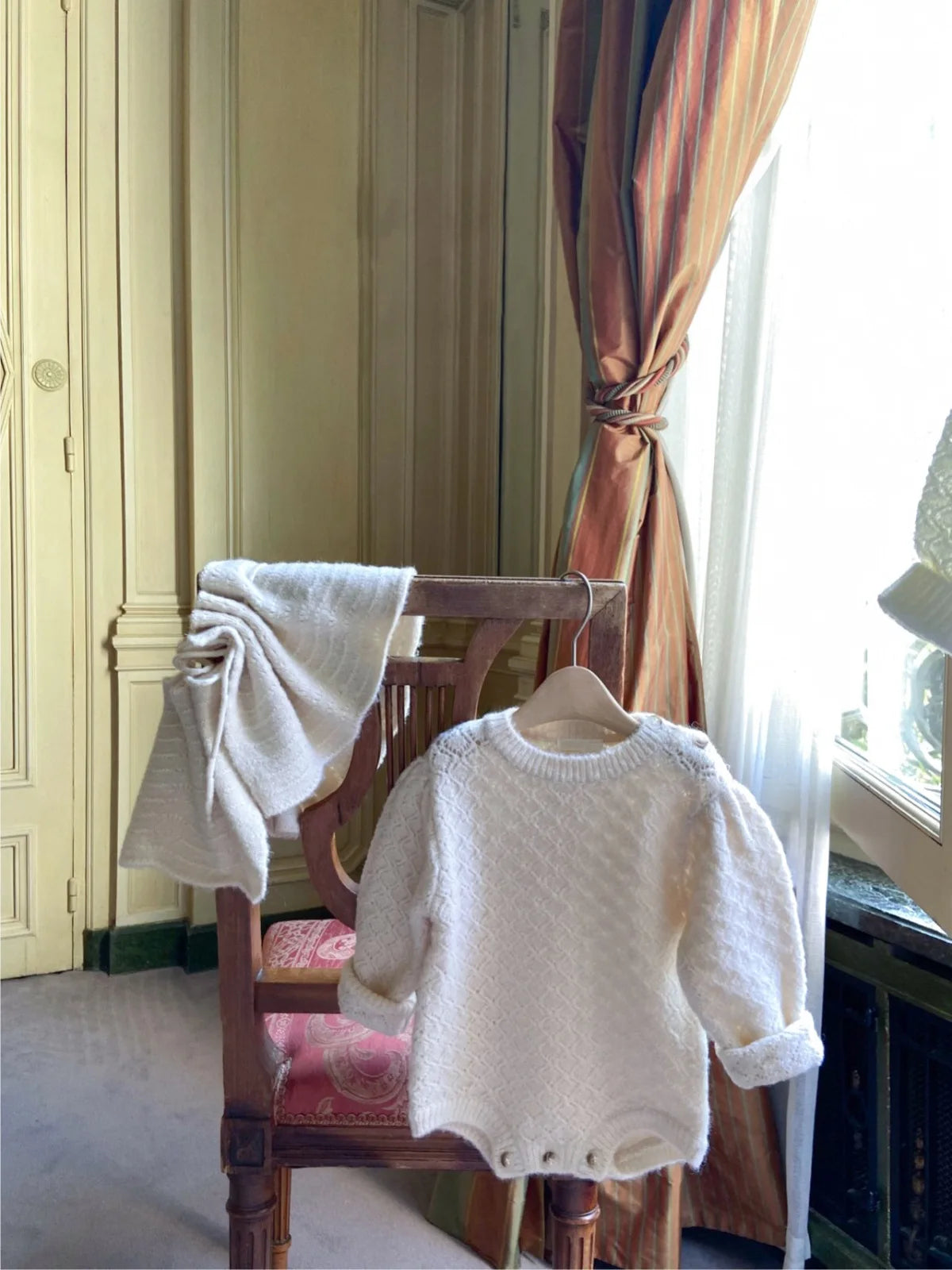 -ベビーロンパースセット 長袖ニットボディスーツ+フリルショールケープ 2カラー - mamahalo shop - 長袖ロンパース -  べビー服 - 子供服 - 男の子 - 女の子