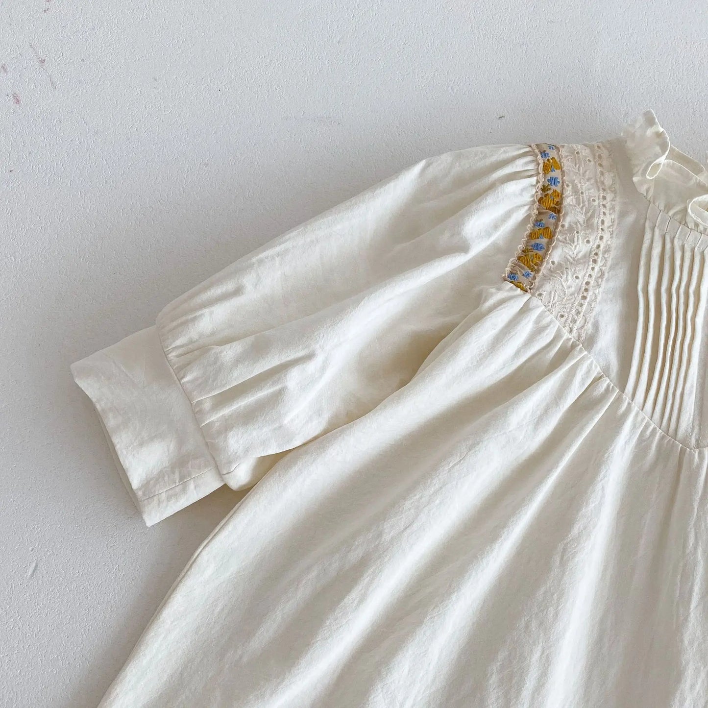 -キッズワンピース フリルスタンドカラーショルダーチロリアン刺繍長袖ドレスワンピース アプリコット - mamahalo shop - 長袖ワンピース -  べビー服 - 子供服 - 男の子 - 女の子