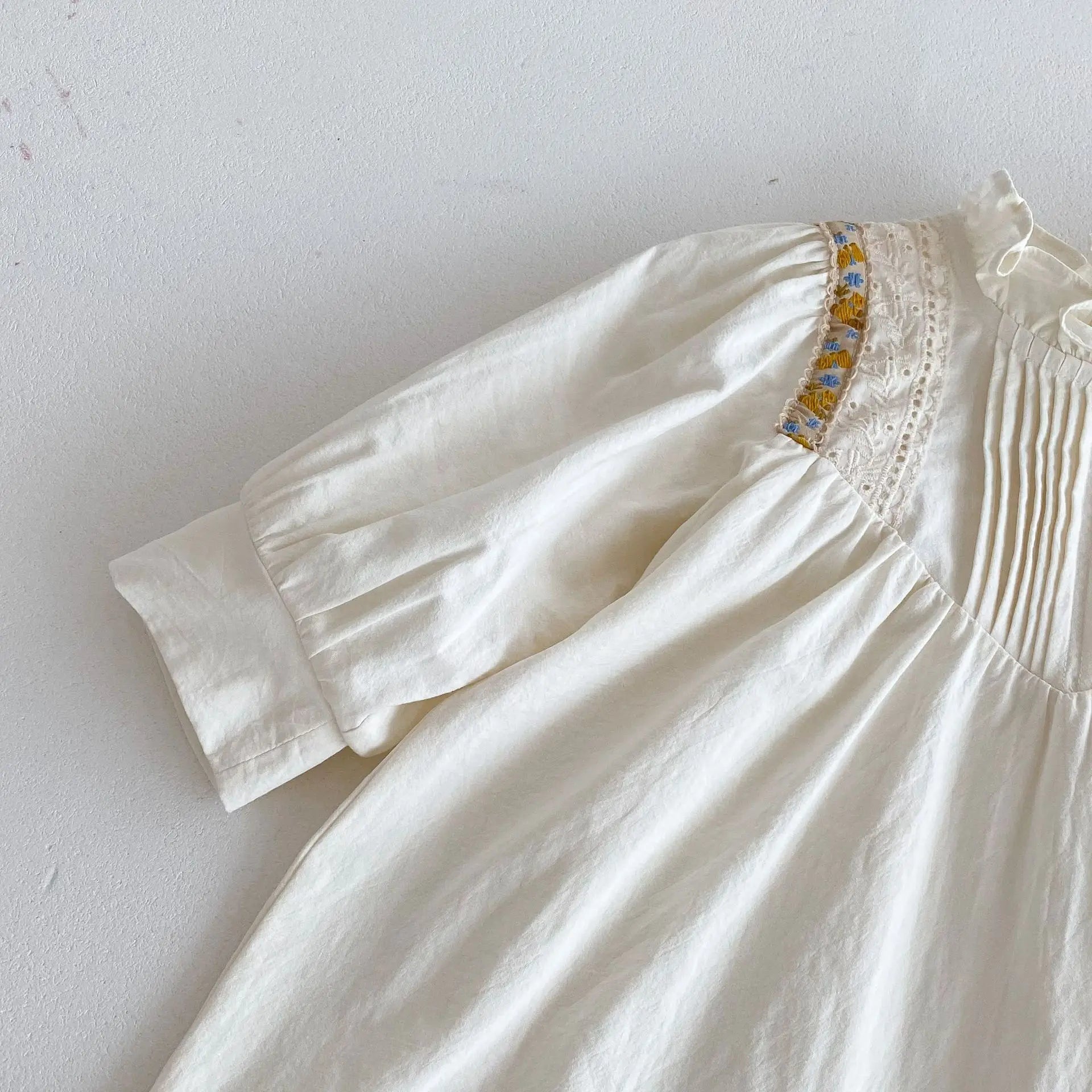 -キッズワンピース フリルスタンドカラーショルダーチロリアン刺繍長袖ドレスワンピース アプリコット - mamahalo shop - 長袖ワンピース -  べビー服 - 子供服 - 男の子 - 女の子