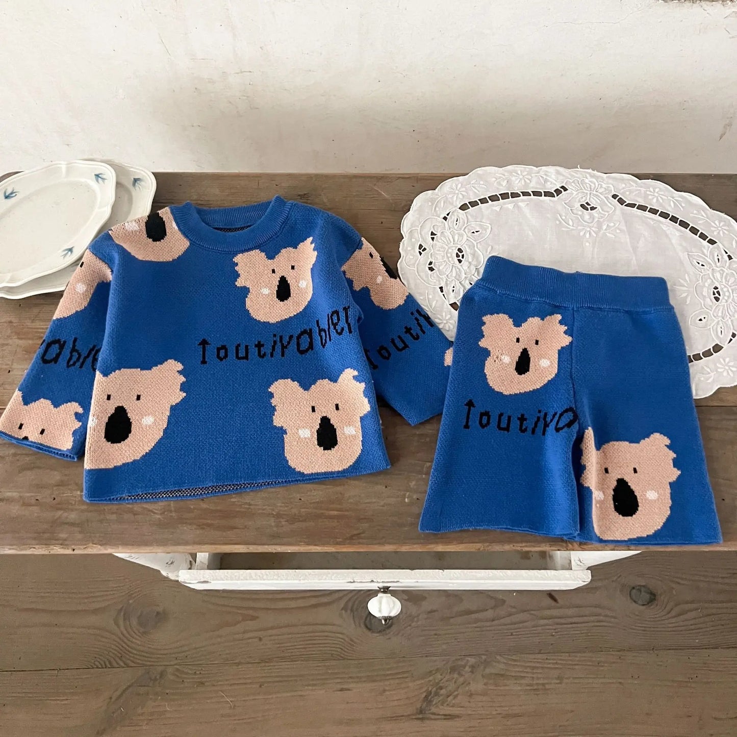 -ベビーセットアップ 2点セット コアラ柄ニット長袖セータートップス+ニットハーフパンツ 2カラー - mamahalo shop - 長袖セットアップ -  べビー服 - 子供服 - 男の子 - 女の子