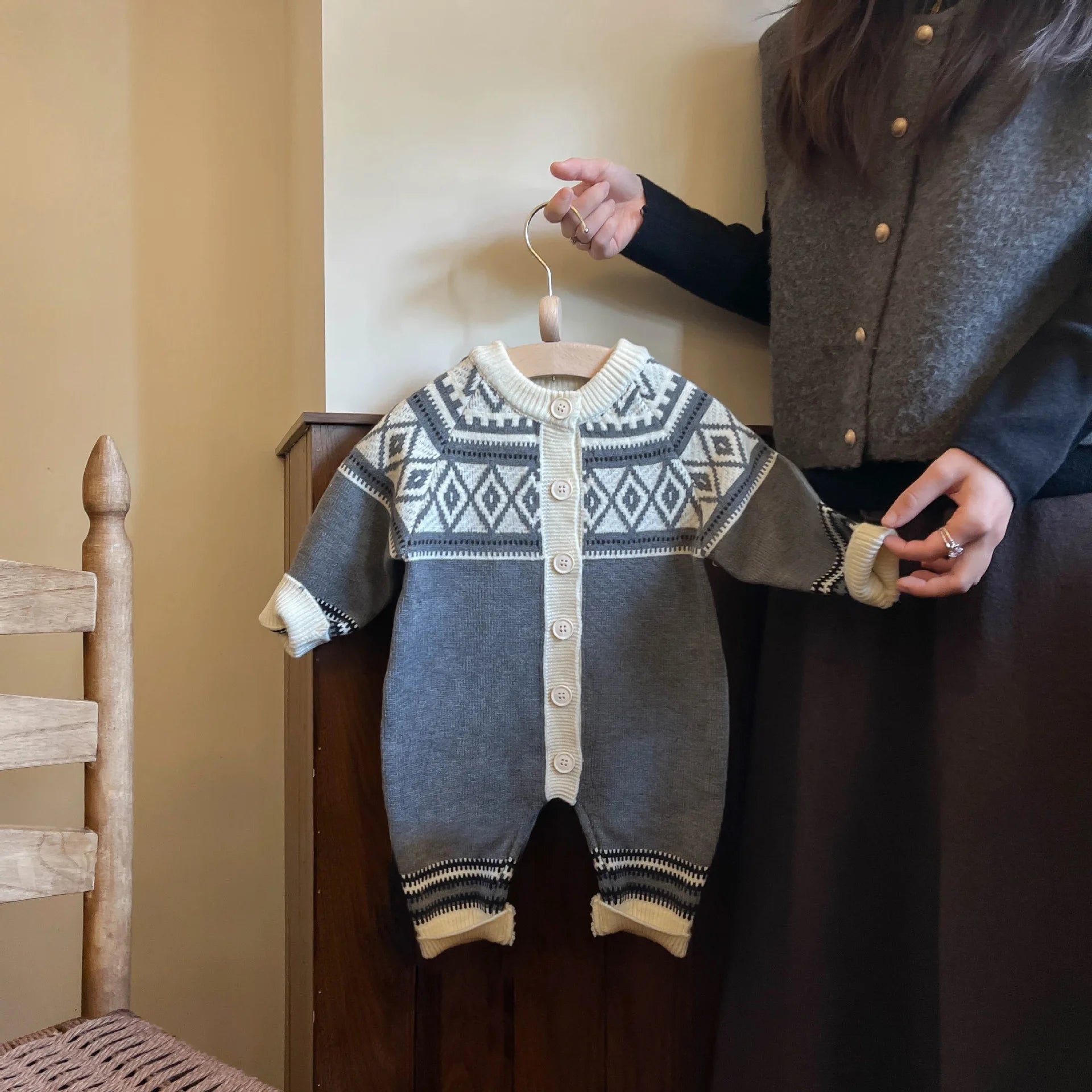 -ベビーロンパース ニット長袖ジャンプスーツ ダイヤモンドトライバル柄 グレー【mh0004408】 - mamahalo shop - 長袖ロンパース -  べビー服 - 子供服 - 男の子 - 女の子