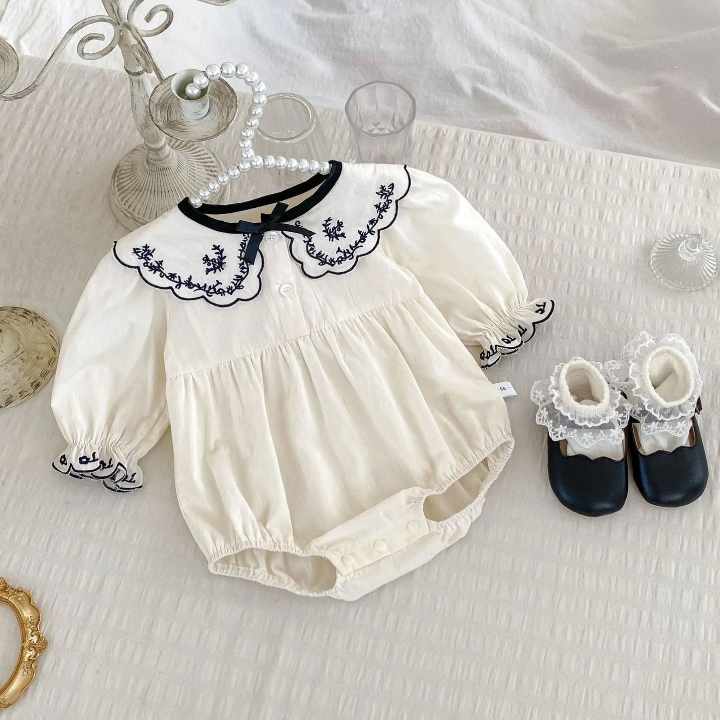 -ベビーロンパース レース刺繍リボン襟長袖ボディスーツ ホワイト - mamahalo shop - 長袖ロンパース -  べビー服 - 子供服 - 男の子 - 女の子