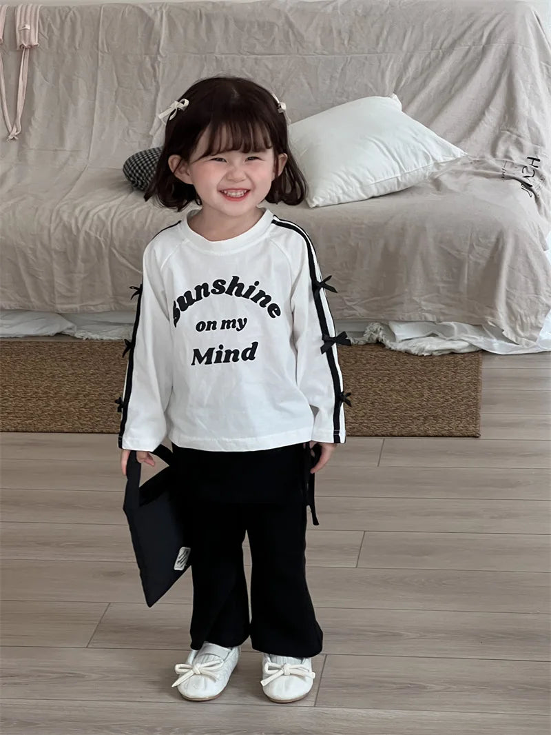 -キッズトップス サイドダブルリボンラインレターロゴプリント長袖Tシャツ 2カラー - mamahalo shop - 長袖Tシャツ -  べビー服 - 子供服 - 男の子 - 女の子