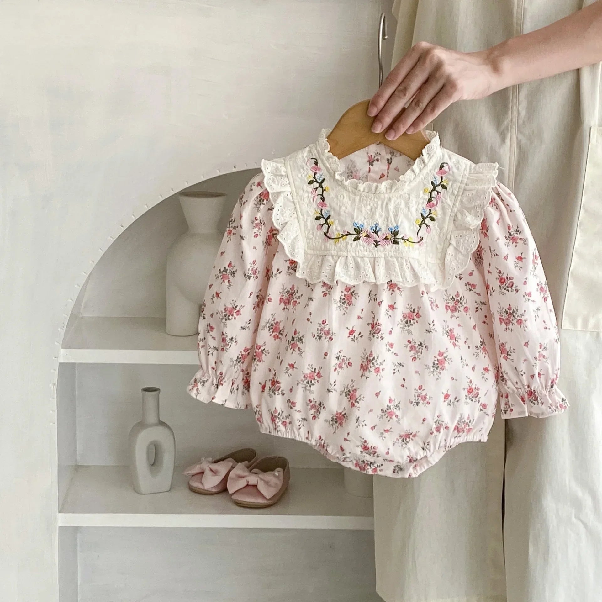 -ベビーロンパース フラワープリント刺繍長袖ボディスーツ ピンク【mh0007383】 - mamahalo shop - 長袖ロンパース -  べビー服 - 子供服 - 男の子 - 女の子