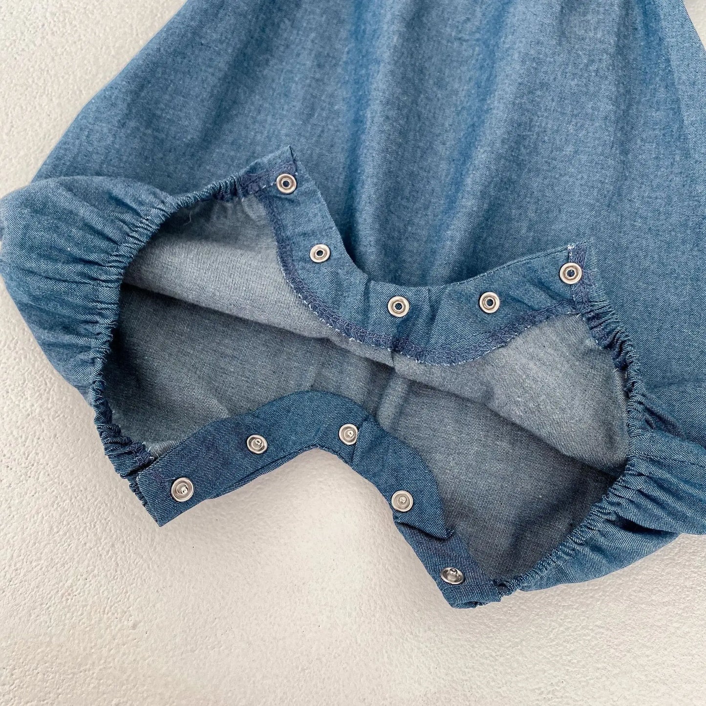 -ベビーロンパース デニム フリル サスペンダーボディスーツ サロペット ジャンプスーツ【mh0006532】 - mamahalo shop - ノースリーブロンパース -  べビー服 - 子供服 - 男の子 - 女の子