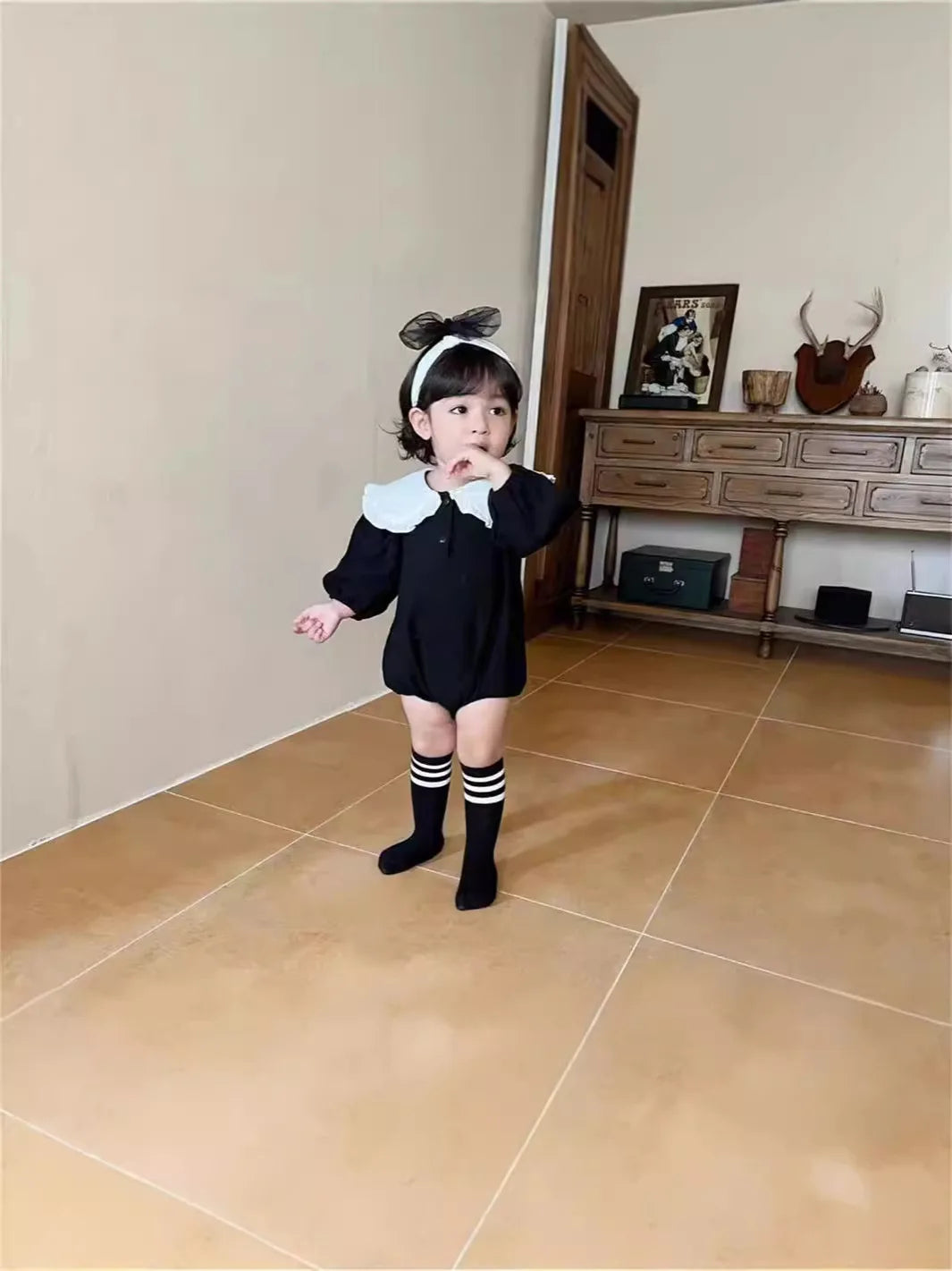 -ベビーロンパース ビッグフリル襟バイカラー長袖ボディスーツ 2カラー【mh0006787】 - mamahalo shop - 長袖ロンパース -  べビー服 - 子供服 - 男の子 - 女の子