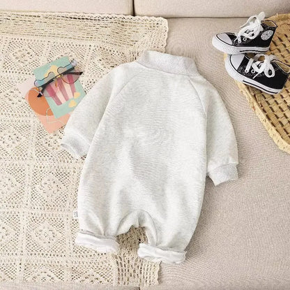 -ベビージャンプスーツ 長袖つなぎ 襟付き ジップアップ レターロゴ 2カラー【mh0006447】 - mamahalo shop - 長袖ジャンプスーツ -  べビー服 - 子供服 - 男の子 - 女の子