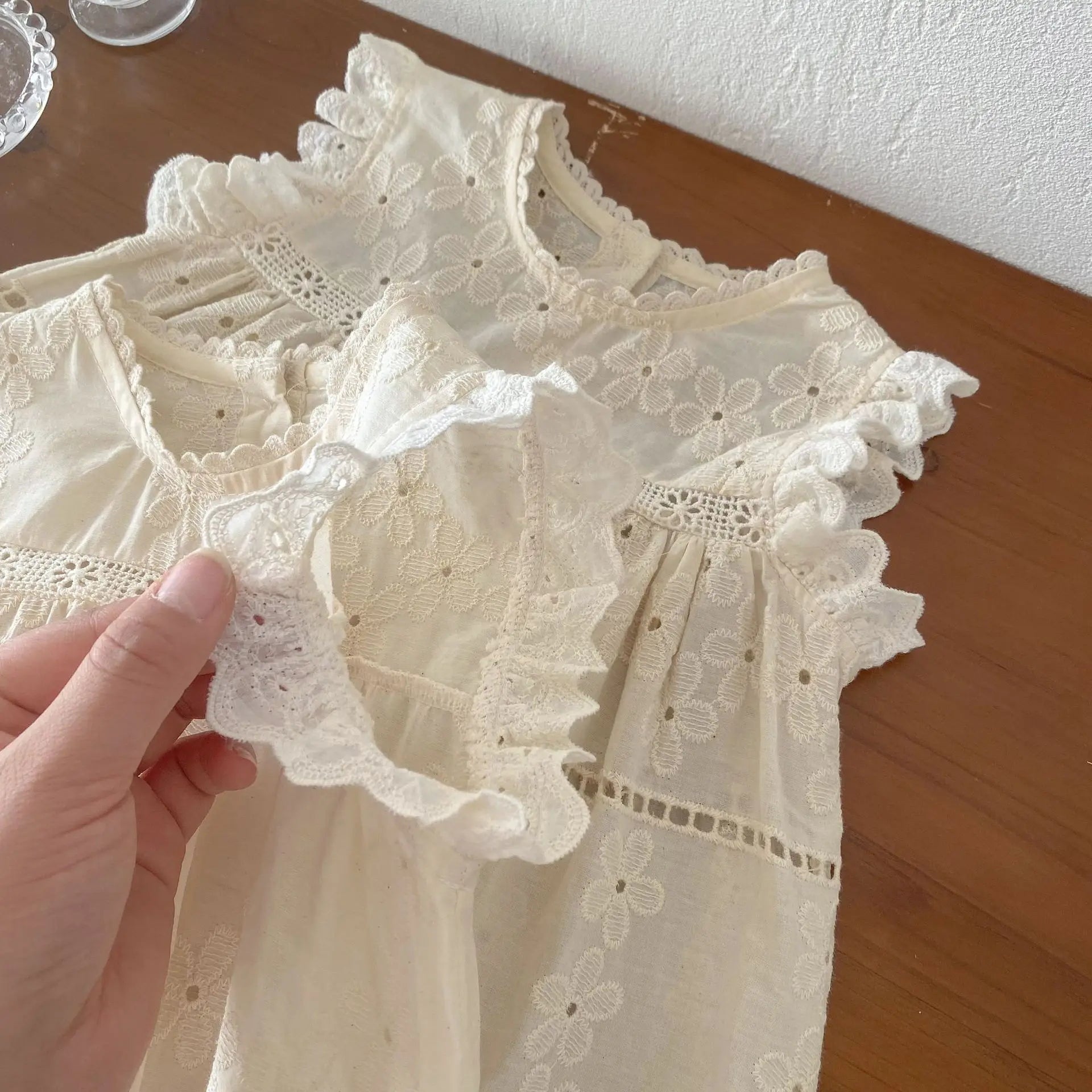 -ベビーロンパース/キッズワンピース レースフリル ノースリーブ リンクコーデ 姉妹 お揃いコーデ ベージュ【mh0006530】 - mamahalo shop - ノースリーブロンパース -  べビー服 - 子供服 - 男の子 - 女の子